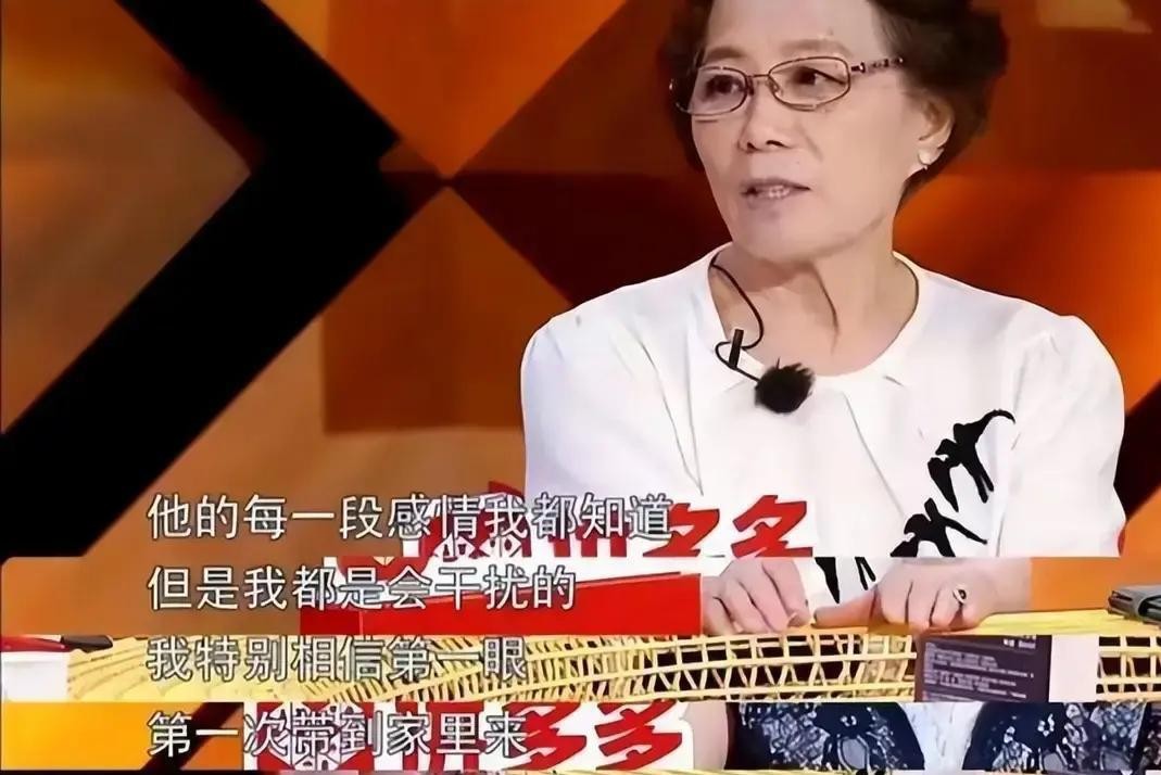 朱雨辰最让人唏嘘的不是没娶到汤唯霍思燕姜妍，而是《我家那小子》里那句“怎么没人愿意留在我身边”，早就把结局说透了。镜头里他缩在院角狗窝似的地方捂脸掉泪，旁边是母亲熬了十年、凌晨四点起来的梨汁，甜得发苦。汤唯陪他复读三年，被一句不会做饭劝退；姜妍肯下厨，穿条短裤就被说轻浮；霍思燕干脆点破：要的不是儿媳