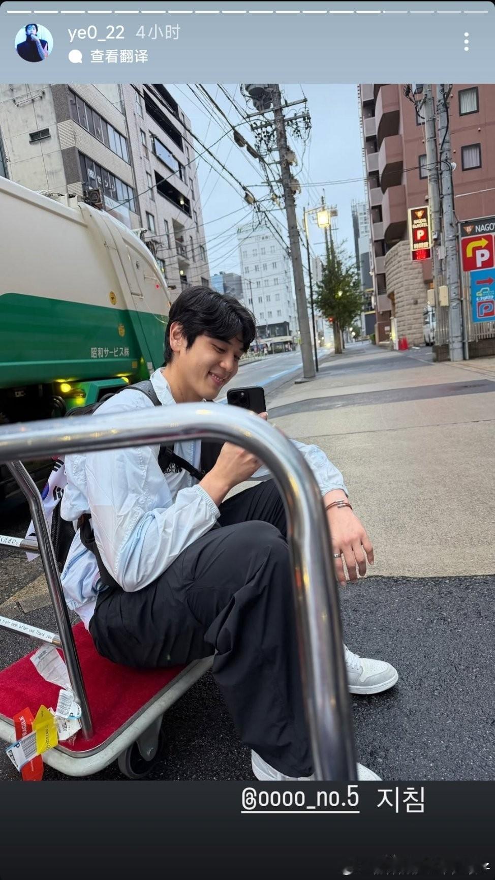 亚运会韩国男篮吕俊锡晒出了多张照片，没想到不是因为获得亚运会冠军，而是无奈吐槽:直到最后一天出发回国，大巴还是没来，大家都等累了！

照片中韩国男篮球员有的趴在行李箱上，有的坐在行李小推车上。

虽然夺冠和免兵役让人开心，但是没想到不仅训练，连送他们回国的巴士也晚点。

网友们纷纷热议:

离谱的事