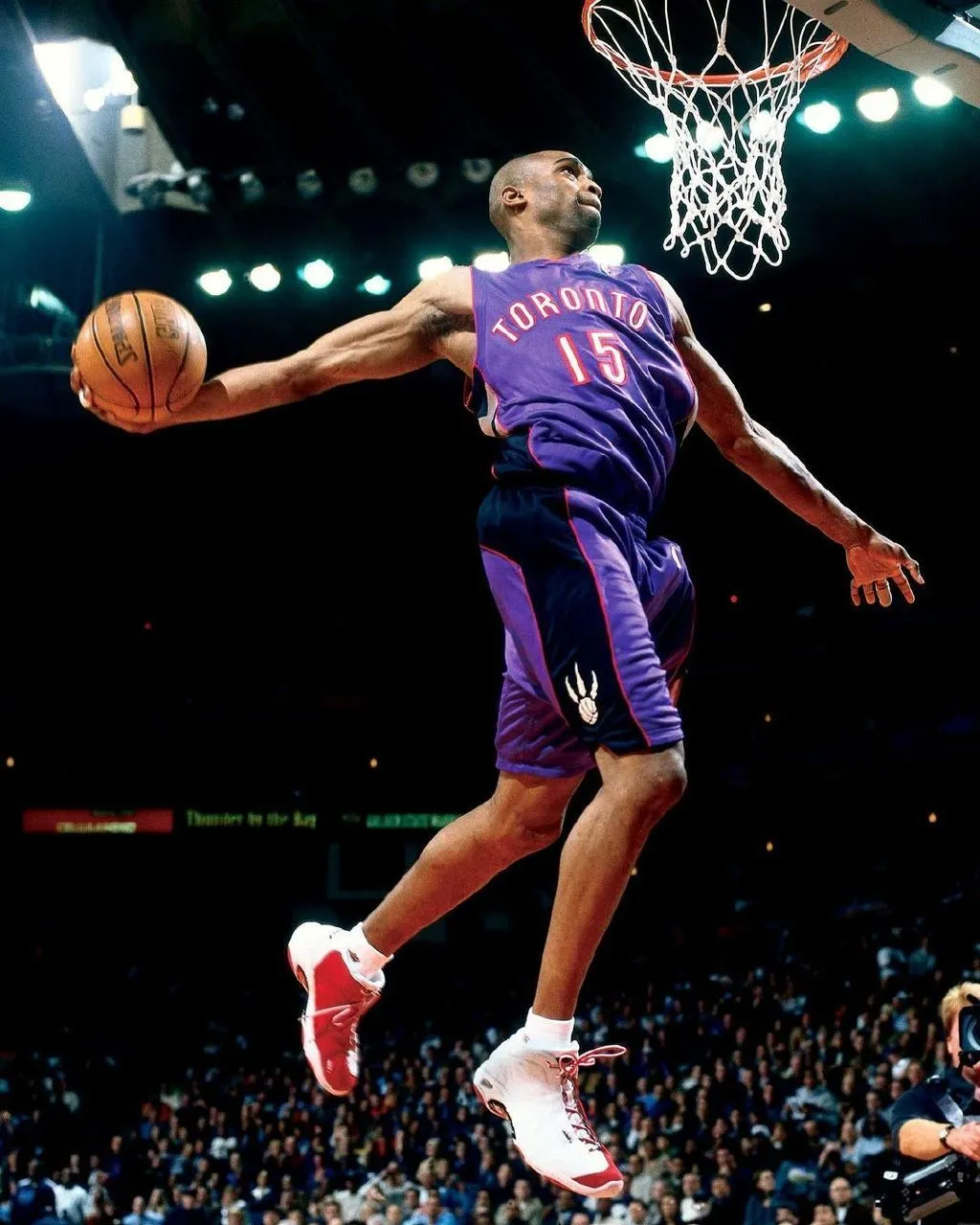 文斯·卡特（Vince Carter，1977年生）是NBA历史最具观赏性的扣篮王，绰号“半人半神”“UFO”，生涯长达22年，横跨90年代、00年代、10年代、20年代，是NBA史上唯一征战四个年代的球员，2024年入选篮球名人堂。