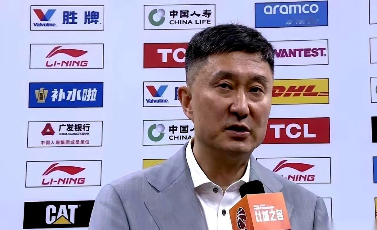 广东队76-93输掉德比，杜锋赛后走进发布会，一句话没绕弯子。 他当着...