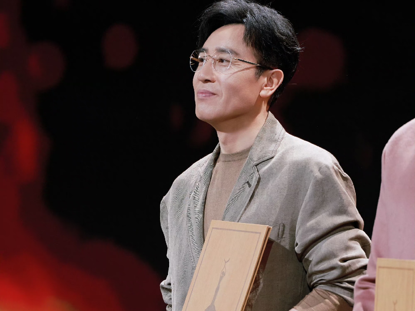于和伟拿下金鹰奖男主角，
我不意外，让我想不到的是，
张艺谋导演这么早就知道了他的为人。

9月29号晚，第33届金鹰奖颁奖典礼，于和伟凭《沉默的荣耀》里的吴石，拿下最佳男主角。
算上今年6月凭同一个角色拿的白玉兰，他一个月内&34;双料视帝&34;加身。
对手是胡歌、王宝强、郭京飞，个个硬骨头，这一仗赢得不轻