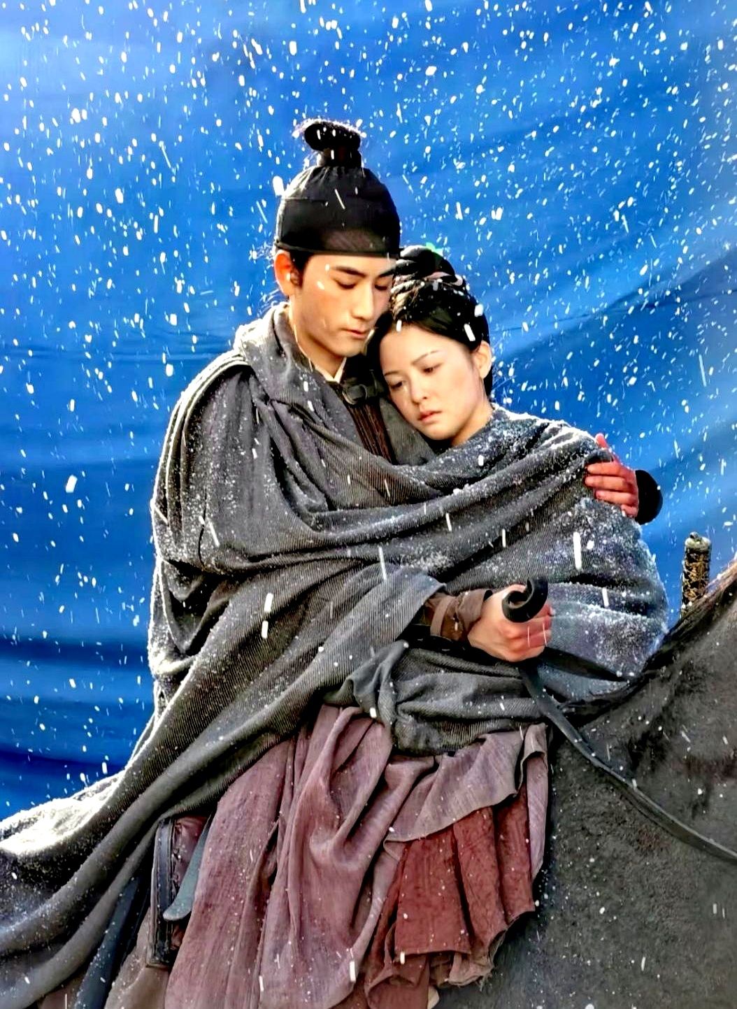 新帝刚封完副千户，这冷面阎王连官服都没脱，扭头就去堵门求娶个傻丫头。

小莲被堵在院里，瞪圆了眼睛指着自己鼻尖问，是我吗？兰香在旁边憋着笑点头。平时万年冰山脸的南客没绷住，直接笑出了声。

堂堂副千户到底图啥？就图她傻得冒泡。南客心里门儿清，兰香身边的人，心眼再少底子也绝对干净。这世道聪明人见多了，