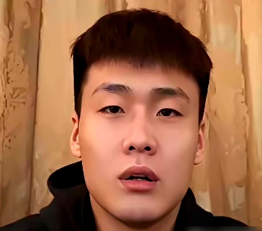 赵睿说大实话了，男篮后卫现在连球都传不明白。

打新西兰这场，一遇紧逼就丢球，战术全乱套。郭士强在场边直摇头。

赵继伟一个人顶着，累得够呛。年轻后卫上去，遇上硬仗就发懵。

毛病出在哪？平时联赛里，球都在外援手里转。本土后卫过半场把球一交，就蹲底角等机会。

青训挑人光盯着个子高，真正有组织脑子的
