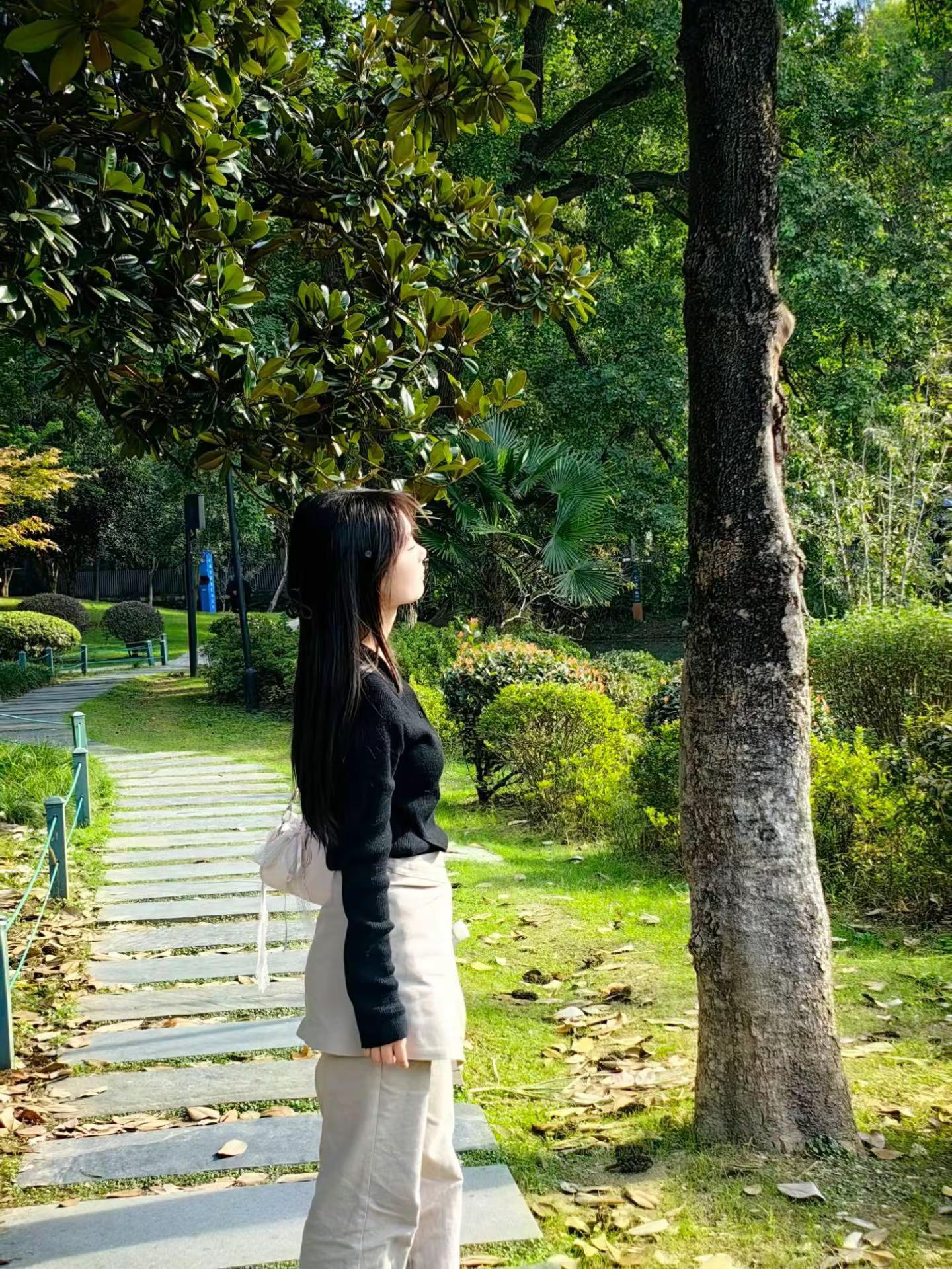 <p>甜美女孩 <!--{img:0}--><!--{img:1}--...