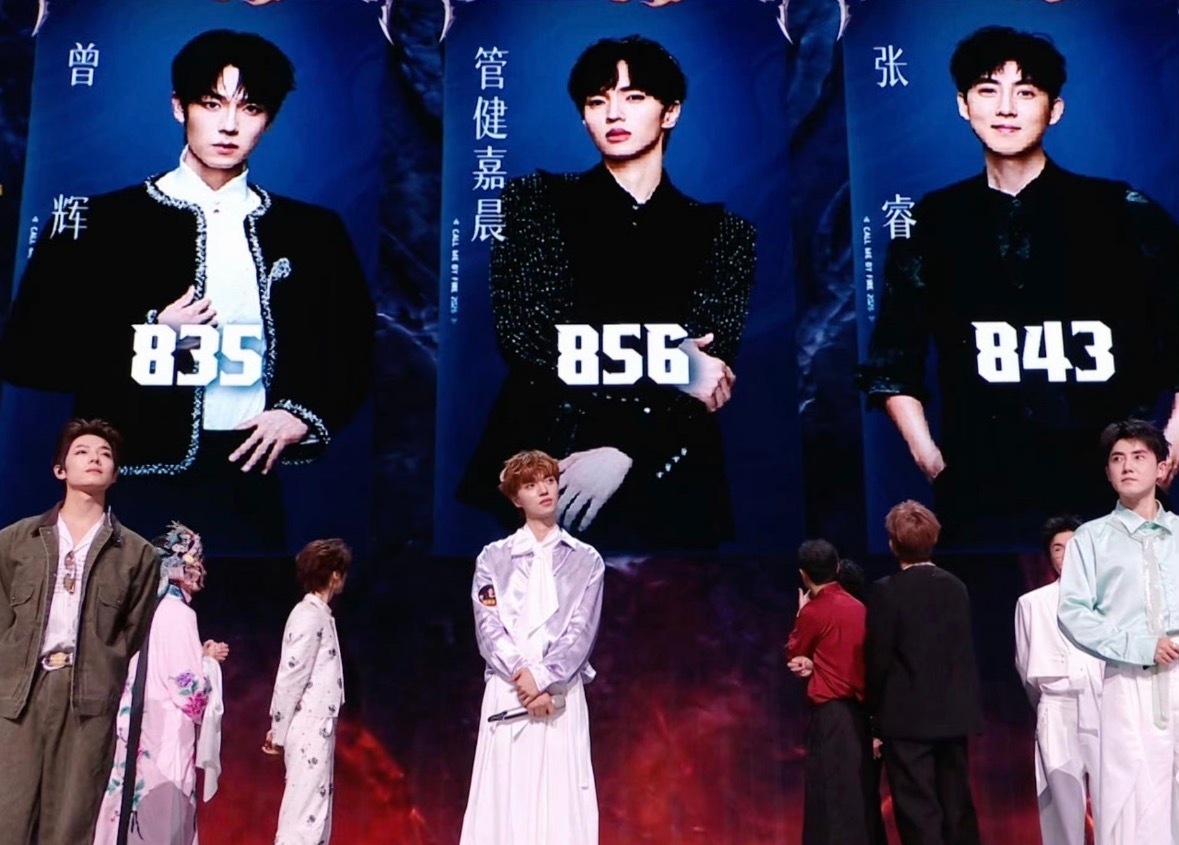 #曾辉淘汰王赫野碎了#披荆斩棘五公直播上演催泪名场面，曾辉仅以8票微小差距遗憾止步，无缘总决赛。宣布淘汰那一刻，被网友戏称“碎了”的王赫野率先情绪破防，顾不得自己晋级的喜悦，上前紧紧抱住曾辉久久不肯松手，真情流露直接戳中全网观众。
 
两人曾跨部落合作舞台《爱河》，无数个深夜一起泡排练 ​
