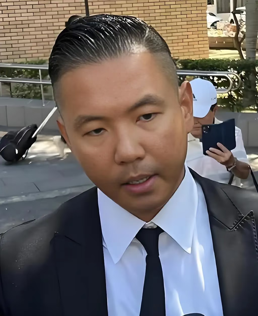 之前看到黑人陈建州突发心梗送医的新闻第一反应是懵的，他出了名的滴酒不沾，常年保持运动习惯，之前还晒过连续健身12年的打卡记录，体脂率常年维持在15%上下，连宵夜都很少碰重油重盐的。
后来看医生科普才知道，心梗的触发因素里，长期熬夜、工作连轴转的高压状态，甚至家族隐性心血管病史，都比单纯的饮食运动影响