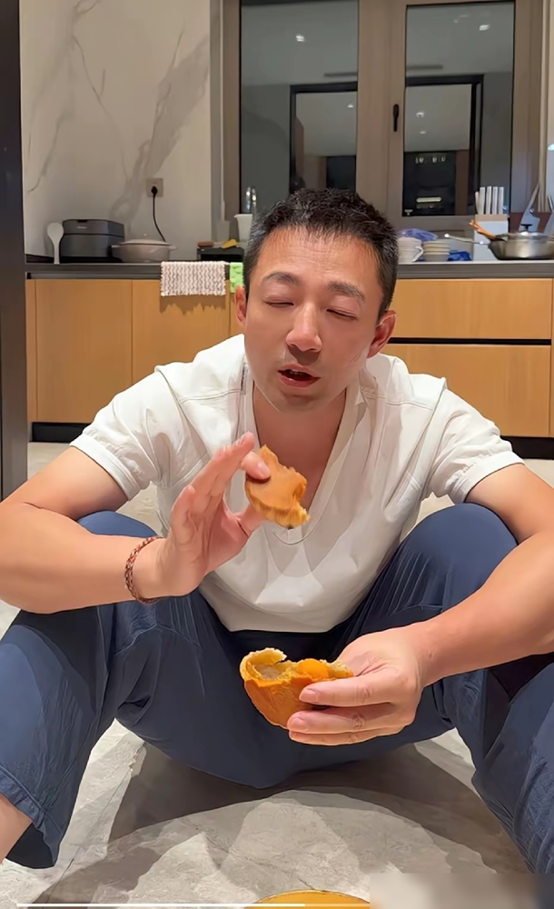 43岁的老板，蹲在客厅拆月饼盒，突然抬头说了一句：我不会系鞋带。
不是开玩笑。手边那双鞋，鞋带散着。马筱梅走过来，顺手就给系上了，动作比拆礼盒还自然。她说，平时都是我系的。
有人晒豪车，有人晒游艇。他俩晒的是系鞋带，评论区反而安静了。
看巴黎被偶遇，机场被偶遇，带孩子被偶遇。马筱梅说不查岗，汪