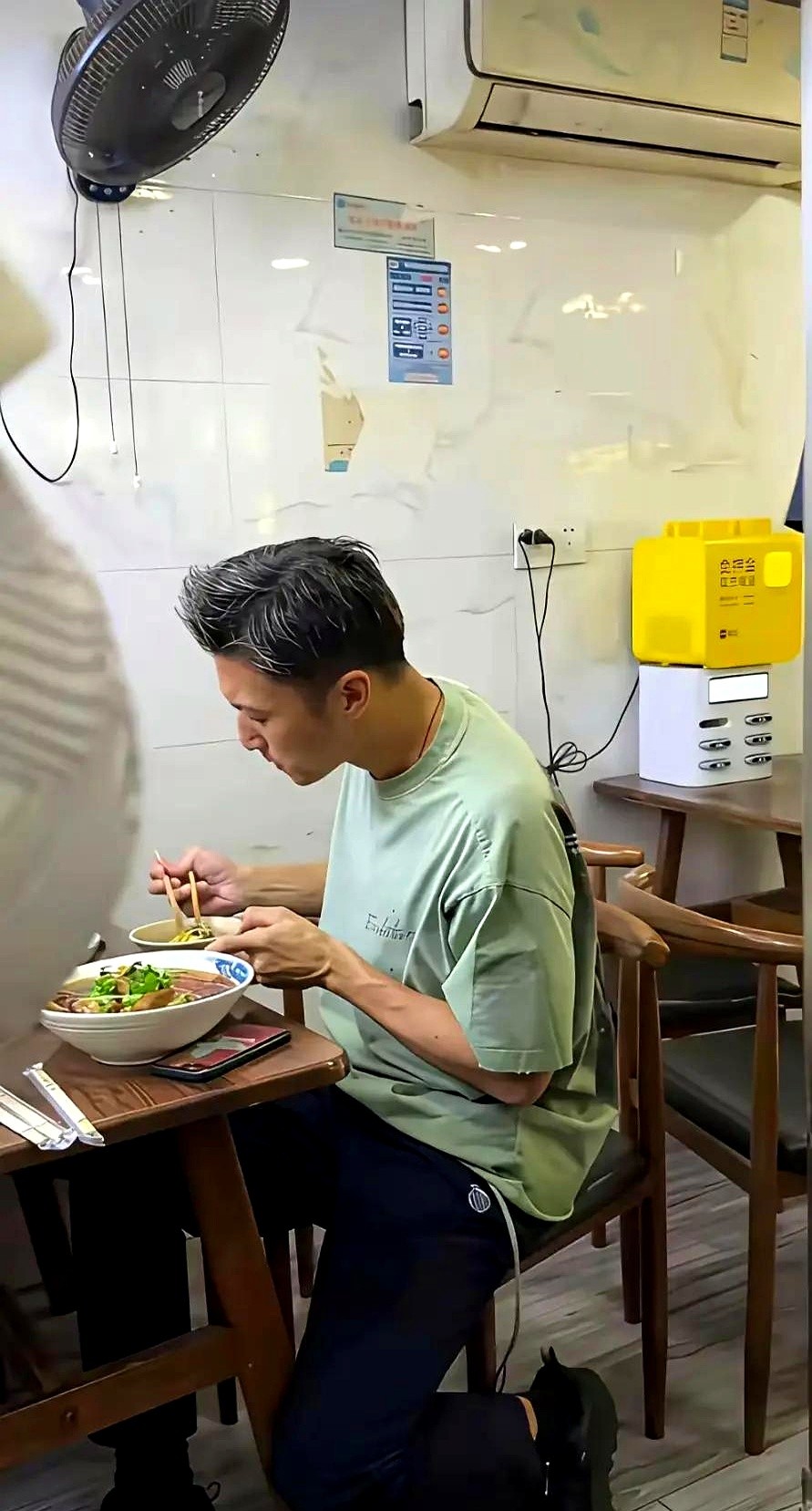 42岁的谢霆锋坐在破旧小巷里低头嗦粉，一身打扮扔进人堆直接淹没，连路人都不如。

照片一出网上一片哗然，都在喊当年砸吉他的叛逆偶像怎么成了这样。其实人家现在是满街钻苍蝇馆子的老饕。吃碗十几块的粉，难道还要穿高定西装？一上红毯换上正装，他照样帅得让人挪不开眼。

褪下明星光环，他钻进油烟缭绕的厨房，系