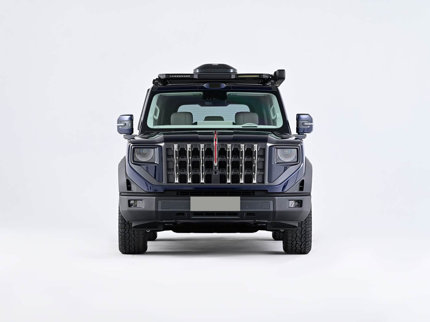 国产又一硬派SUV，非承载式车身+增程动力+四电机+三把锁

今天，红旗G919正式上市了，3款配置车型，售价34.98-42.98万元。

这个车还是有不少看点的，首先就是外观能够让人一眼记住，尤其是前脸，设计很用力，甚至可以说是太用力，看着很霸气硬朗的样子；

侧面标准的方盒子，黑色三大轮眉下包