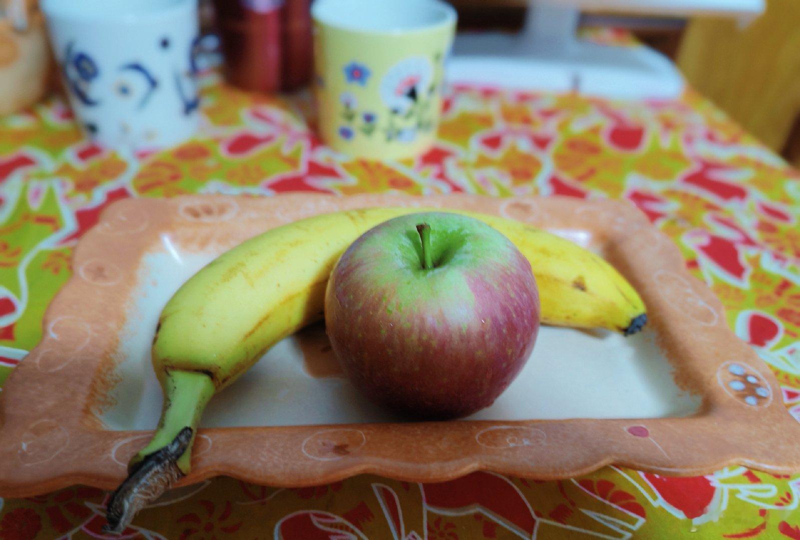 今天工作上各种忙乱，幸好下班后十分钟都完成。

出地铁先上超市买了苹果、香蕉、酸奶和芹菜。

进门打开洗衣机洗衣服。

给自己做了一碗加鸡腿的鲅鱼馄饨，饭后练个哑铃，运动好奖励自己一个苹果一个香蕉。 ​