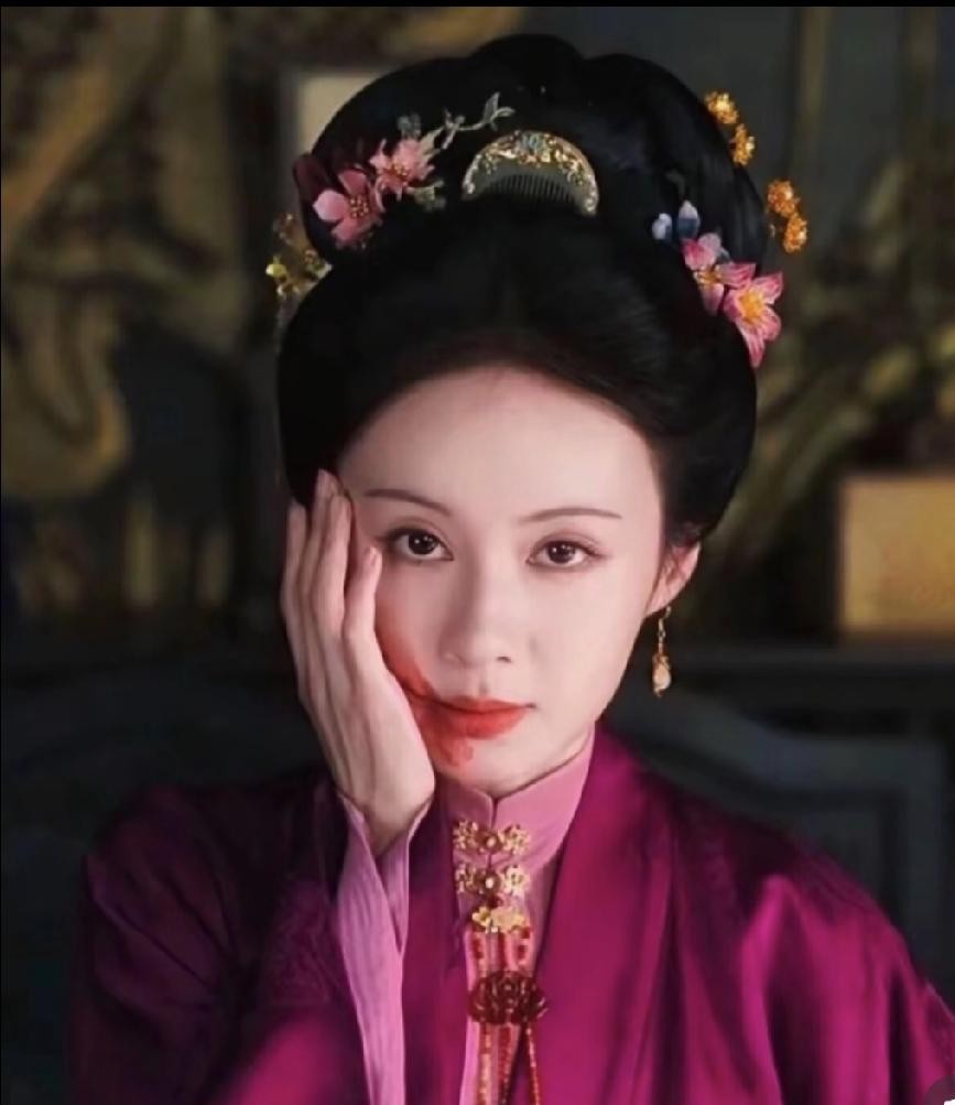 因为一个名字平白无故挨了这么多年骂，甚至连好不容易靠角色攒下的路人缘，都能被瞬间劝退。
很多人看完戏被她的演技圈粉，扭头一查演职员表，看到“郑合惠子”四个字，眉头立刻皱起来：这怎么还请了个隔壁岛国的演员？
其实人家是地道得不能再地道的中国人，家世清清白白，爷爷还是上过战场的退伍老兵。
起这名字
