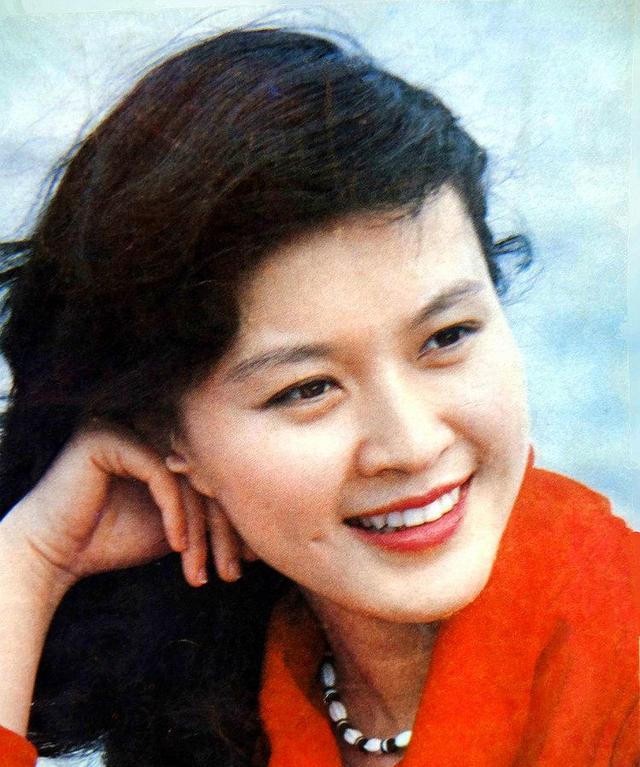 那英在节目录制现场说，屠洪刚半夜找她和田震借钱，她只有三万块，全借了。那车是夏利，屠洪刚开着“载女朋友出去玩”，她一次没坐过，钱五年后才还。2012年那英在《大牌生日会》又说了一遍，加了“败家子儿”“为泡一女孩子”。两次说这话，屠洪刚都在场。方舒那时候已经拿过百花奖，站过春晚主持台。
那英的嘴，把“