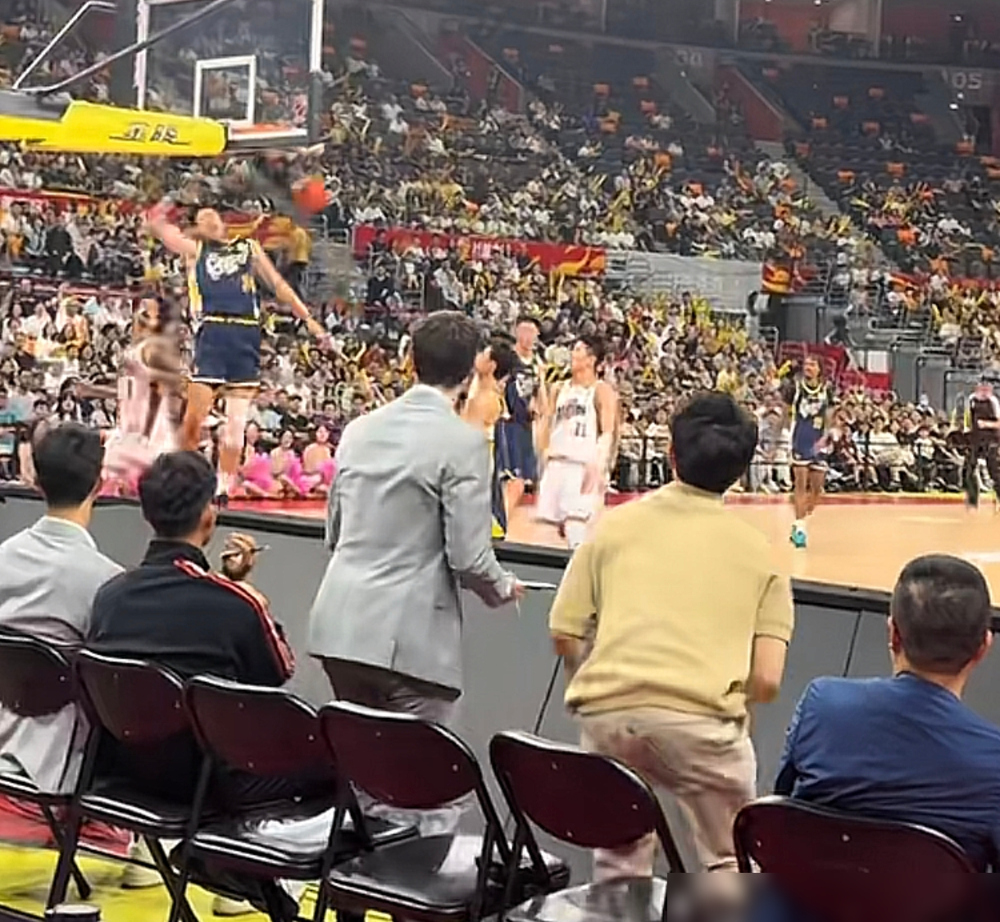 一个爆扣，全场沸腾，宏远老板陈海涛却一动不动。 广东队赢了。王少杰接...