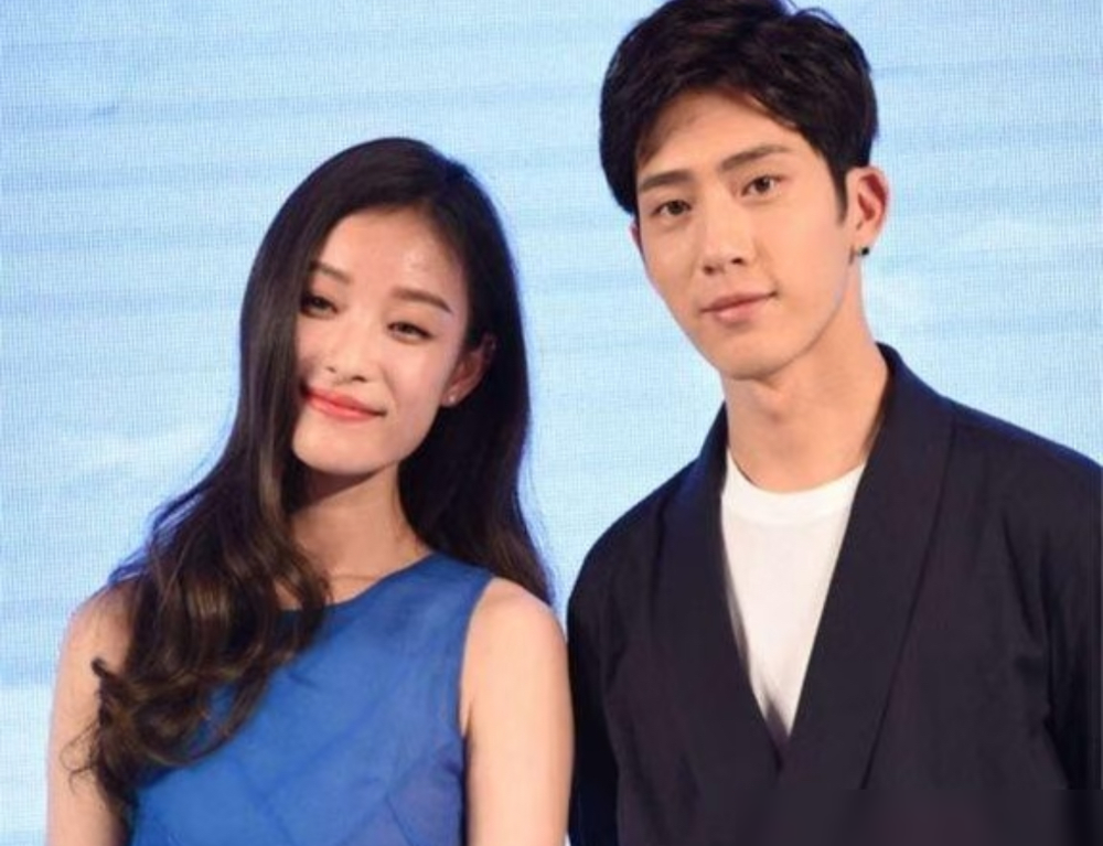 井柏然转身牵手刘雯，倪妮却单身至今，根本不是年纪大没人追。
想当年这对内娱颜值天花板，半年连20天都见不到。俩人都在事业狂飙期，谁也不肯低头退让，最后硬生生把爱情熬成了体面散伙。
男方如今低调恋爱，倪妮干脆把命扑在剧组。《流金岁月》《消失的她》接连爆红，直接把她的身价和择偶标准，拉到了最顶配。