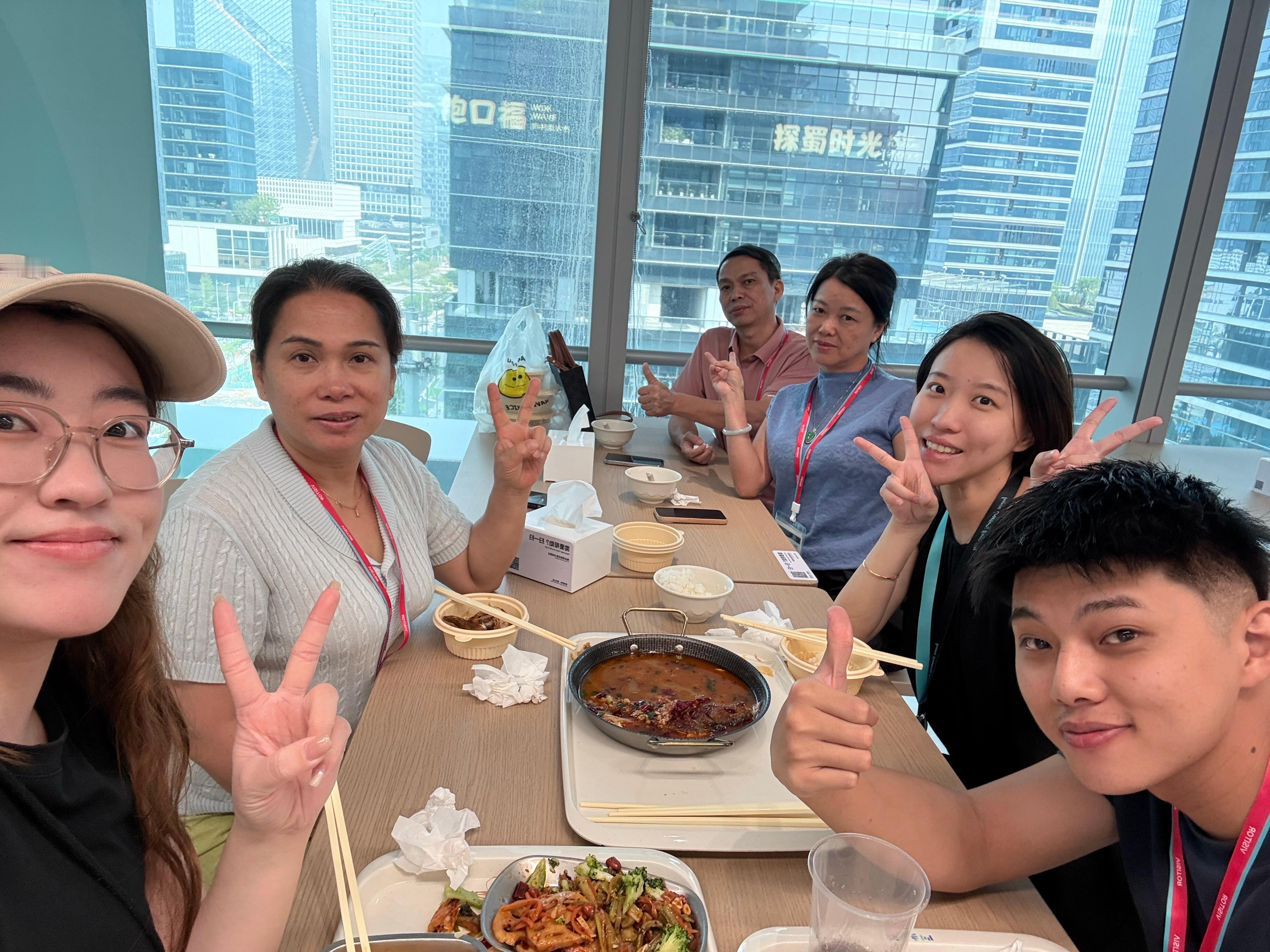 跟大朋友玩就能获得大朋友的快乐 
跟小朋友玩就能获得小朋友的快乐
又幸福了好多天！ ​
