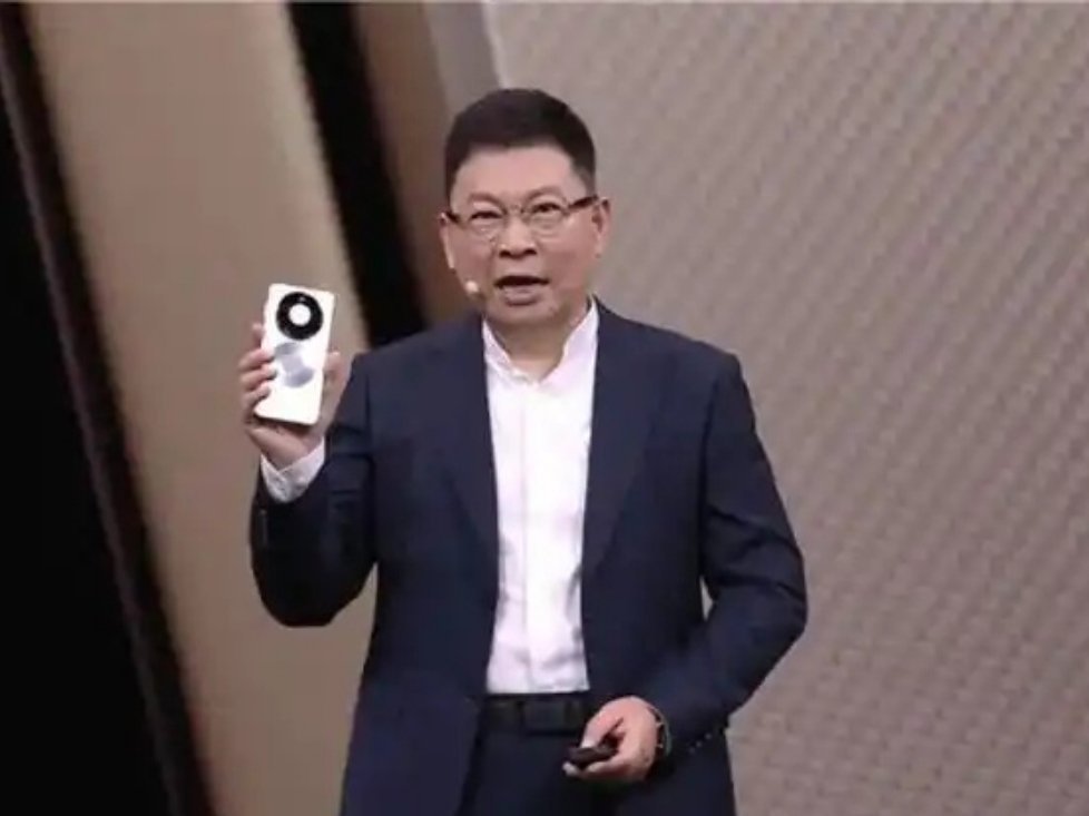 2026年9月底，余承东确认华为正尝试逐步重返欧洲市场，正研究重新打通当地运营商渠道，这场回归将采取稳步推进的长期策略。 一、回归信号与核心策略- 高管确认：余承东在9月29日国际媒体圆桌会上正式确认