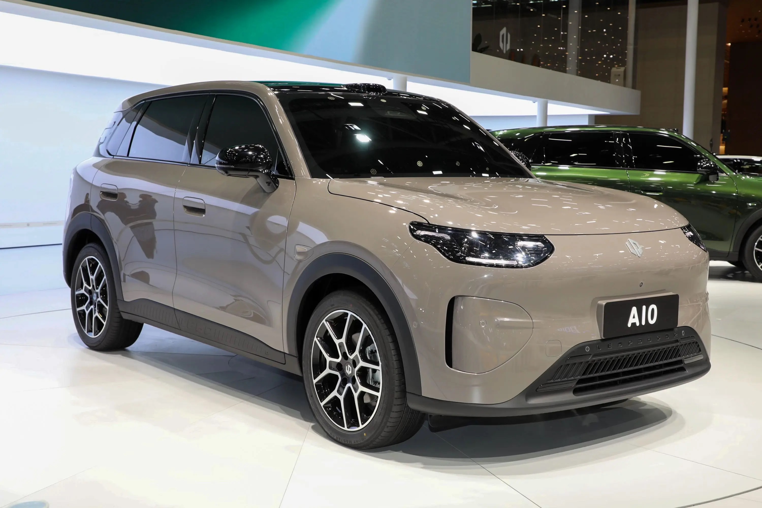 零跑A10产品解析：6.58万起的激光雷达小型纯电SUV

零跑A10是零跑汽车A系列首款全球化战略车型，于2026年3月26日正式上市。新车定位小型纯电SUV，官方指导价6.58万-8.68万元，顶配版本将激光雷达高阶智驾下放至8万级市场。上市后销量持续攀升，8月单月销量达30,652辆，蝉联全品