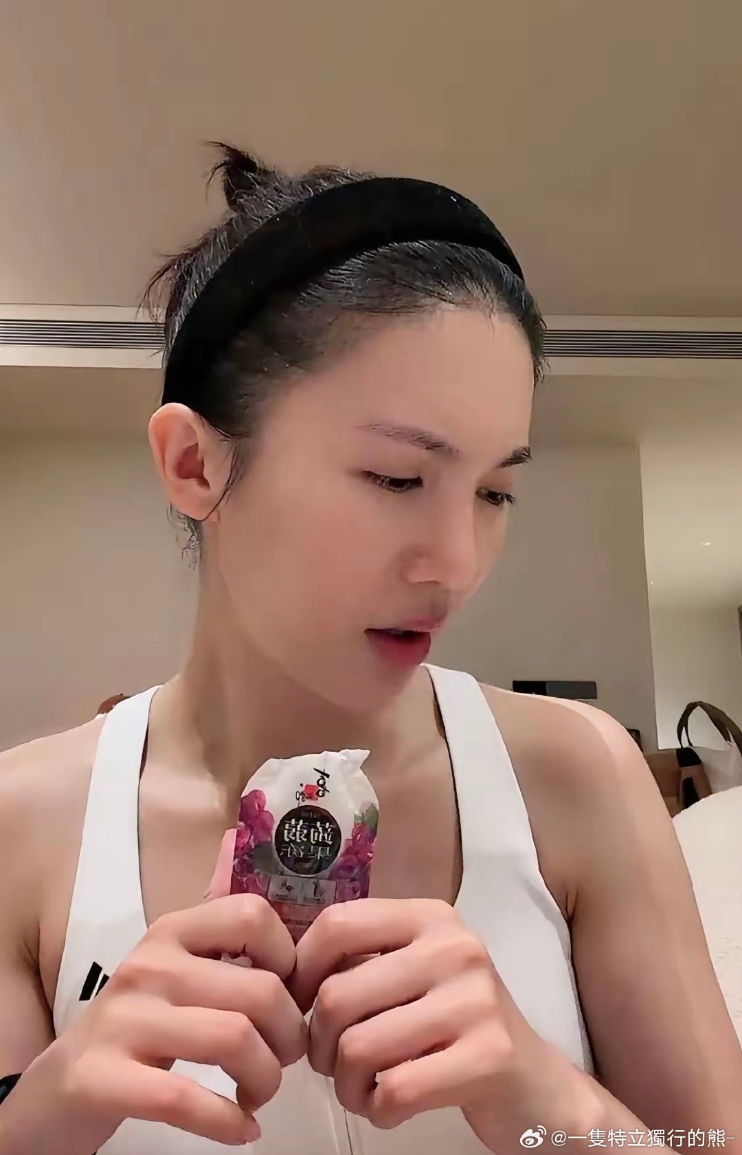 金晨直播分享糟心事，刚交完学费、只上两天课，就读的美国语言学校直接倒闭，孟佳也在同一家机构，学费退款遥遥无期。老牌机构突然跑路，预付学费风险真的要警惕！

#金晨自曝刚交完学费学校倒闭了# ​