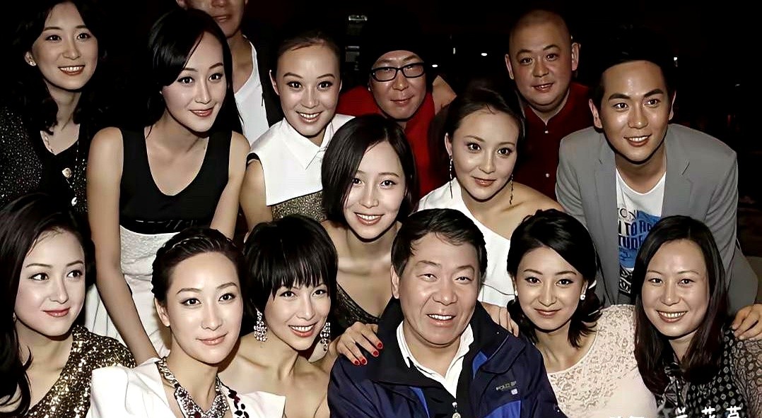都以为《甄嬛传》那张幕后大合影是全员纯素颜，其实大家都想多了。

孙俪、蔡少芬、蒋欣她们那是刚收工，把旗头一摘、戏服一脱，卸掉了厚重的宫廷浓妆，脸上要么剩层极淡的底妆，要么抹了点隔离，眼妆口红全没了。

但没美颜、没滤镜是真的。

镜头怼上去，连熬夜拍戏熬出来的黑眼圈和疲惫感都清清楚楚，五官底子全露