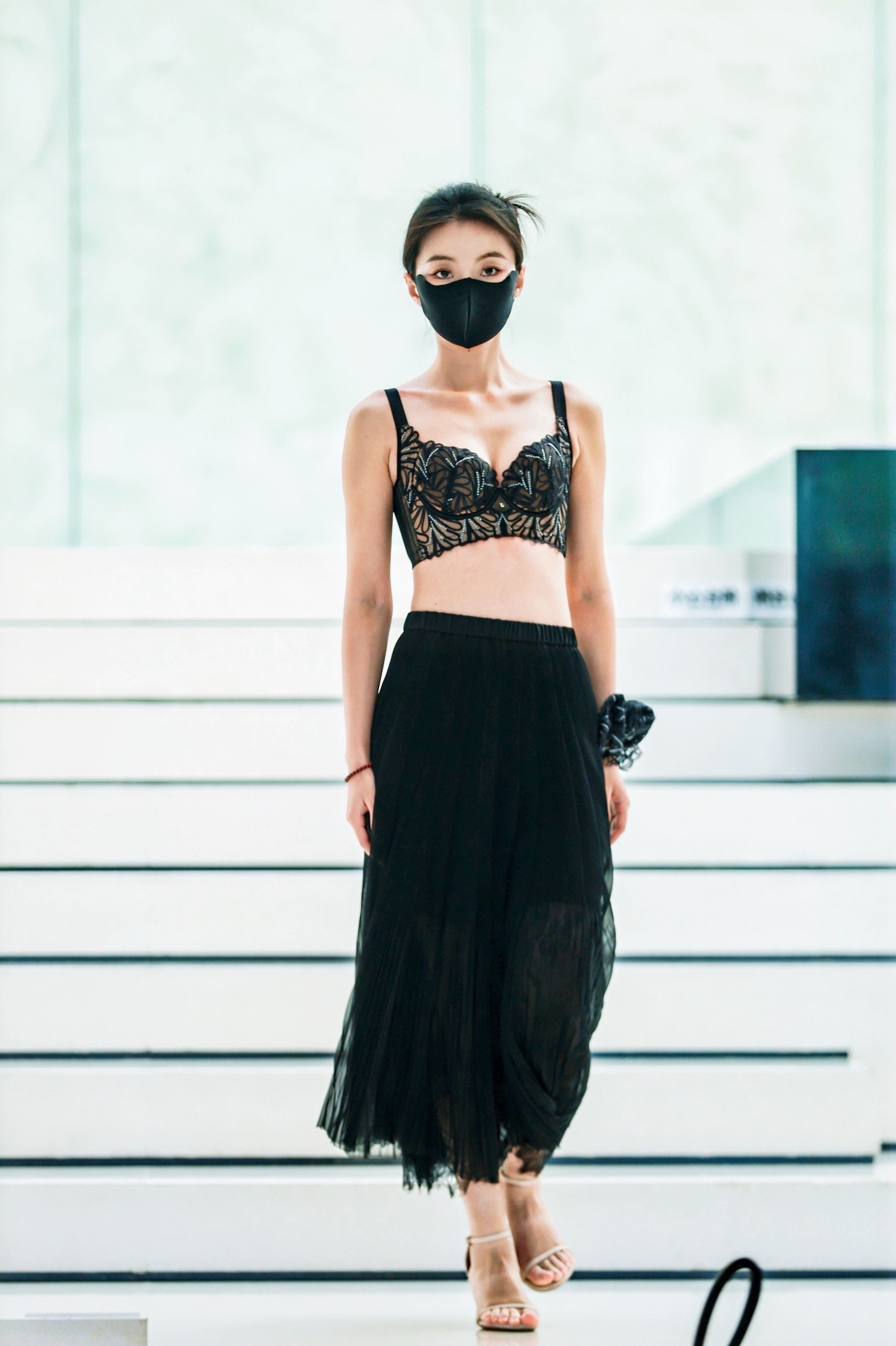 优雅黑裙，气质迷人，尽显女性魅力！