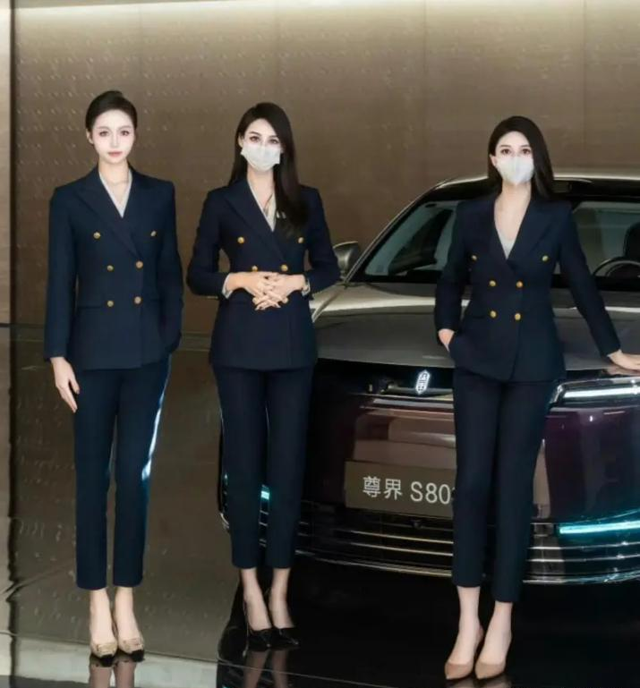 广州车展上那三个穿保时捷主题装的模特，不是什么神秘“三姐妹”，而是职业...