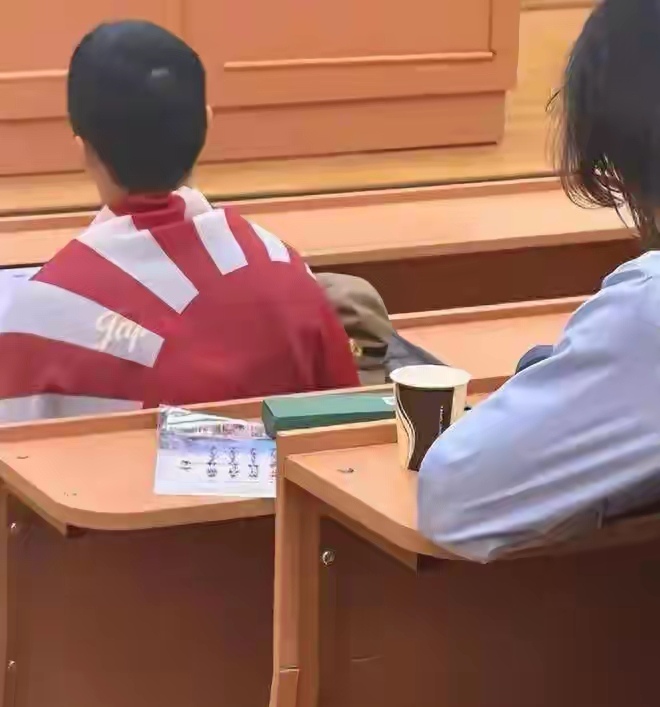 秦安：坚决扼杀中国人成为&34;新军国主义&34;帮凶，激发褒扬留学生群体的爱国情怀！

身披旭日旗，一句道歉就能翻篇吗？近日，莫斯科大学历史系一名中国留学生在课堂上身披旭日旗，引发在场中国同学众怒。

10月17日，莫大中国学联通报称，10月14日当天事发后已多次同校方交涉，要求严肃处置；校方已启动调查，处理