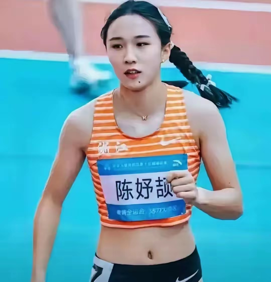 我有预感
陈妤颉将成为继吴艳妮以来最狂的女运动员
吴艳妮最开始惹争议是因为她的赛前动作
指天，晃肩，点眉心
很多网友吐槽她动作太多
花里胡哨，像作秀
而且经常夸下海口
比较狂妄
但是争议归争议
吴艳妮从来不放在心上
专心训练
经常获得好的成绩

陈妤颉是今年比较狂的小黑马
特别是赛后那句：爸爸妈妈我