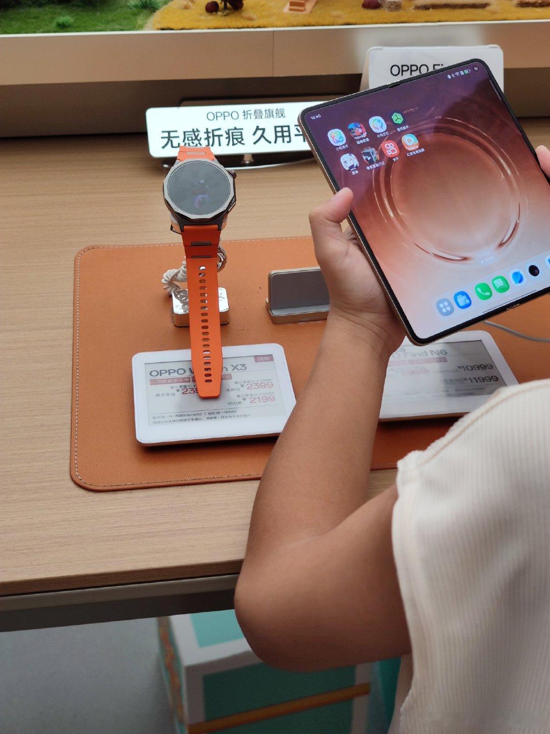 小孩哥对oppo的折叠屏很满意 ​