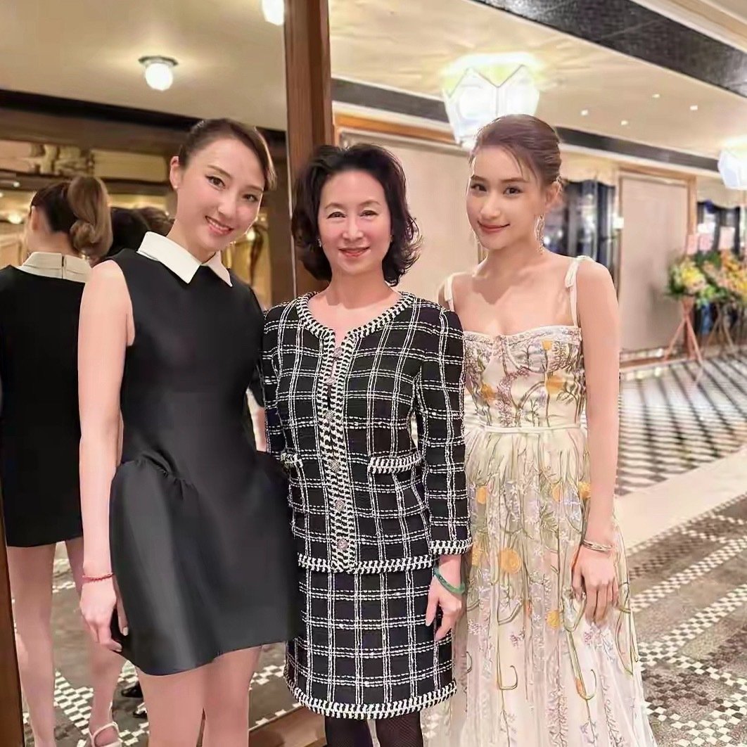 何超莲和路人同框，全身大牌加持，有种精致土的既视感。 ​