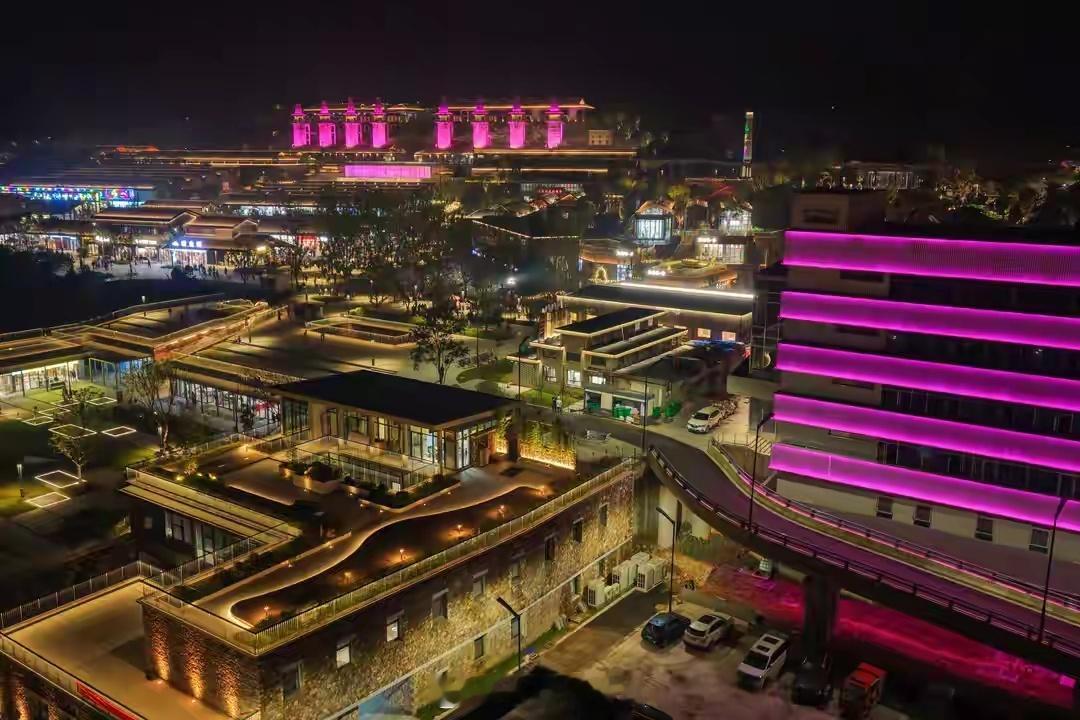 国庆假期，庐江县矾山镇矾花源文旅度假区公测火热。有着1300多年炼矾历史的庐江矾矿2001年停产，经生态修复与遗产活化，废弃矿山变身文旅新地标。景区保留八大窑、结晶池等工业遗存，推出沉浸式演绎、复古互动、主题展览，众多游客前来打卡，见证老矿区的生态与文化蝶变。 ​​​