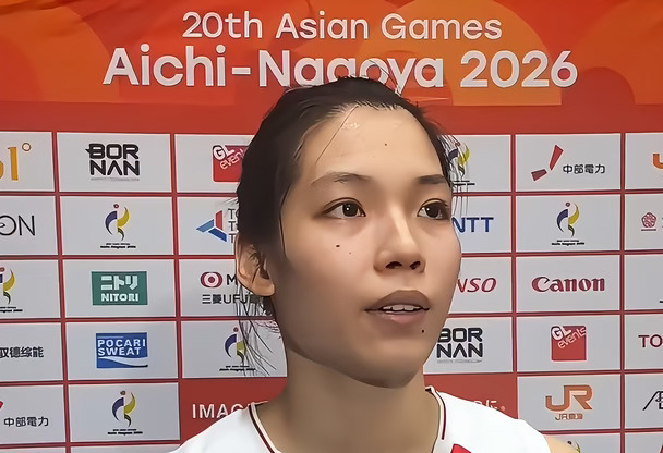 女排3-0越南采访！庄宇珊直指发球，王奥芊展望泰国+谈副攻重要性#亚运观赛团
	
2026年亚运会女排1/4决赛，中国女排3-0横扫越南女排。赛后庄宇珊接受了采访，她表示：亚运会一直在找发球的感觉，慢慢找到自己最好的发球状态。整体配合根据打一场进一场，查漏补缺慢慢变好。其实我们的发球至关重要，一旦发球展现出来了，不仅可以破坏对面的一传，我们的拦网和防守也可以展现统治力。期待对阵泰国，拦网可以给到一些惊喜吧。而这几场比赛球队的状态也是越来越好，希望下场可以保持最好的状态。
	
王奥芊对阵泰国：还是把自己自身水平发挥出来，经过总结检验前段时间的备战。这场比赛肯定就是复仇之战了，毕竟上次交手我们输得非常可惜，也是因为副攻出现了低迷状态。而对王奥芊这个点，是目前年轻副攻中潜力最好的球员了。现在进攻自信越来越好，拦网的节奏也展现出来了，她还是值得肯定的。
此时王奥芊还强调：副攻拦网还是最重要的，副攻对我们的牵扯比较重要，解放边攻。拦网更好，整体拦防轻松一点。但目前的问题是，陈厚羽无法下球，拦...