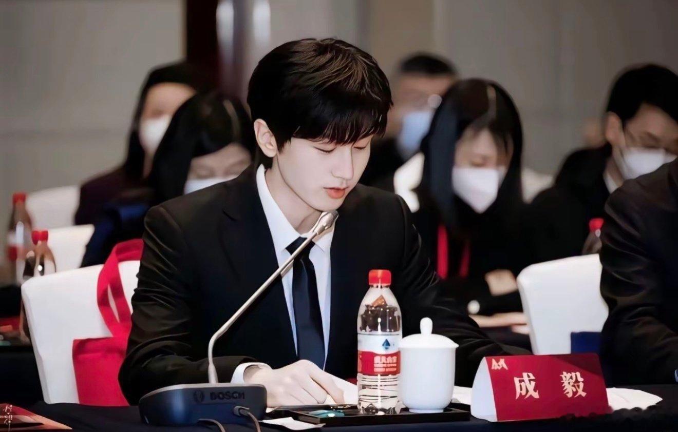 #成毅[超话]##成毅不见英雄花不开#cy#成毅#

踏月色而来，满天星光入我怀。迎春夜风于归，你是我的所有热爱。
成毅 | 傅诗淇 | 卢云 | 两京十五日 | 朱瞻基 | 狩谎 | 林彦廷 ​