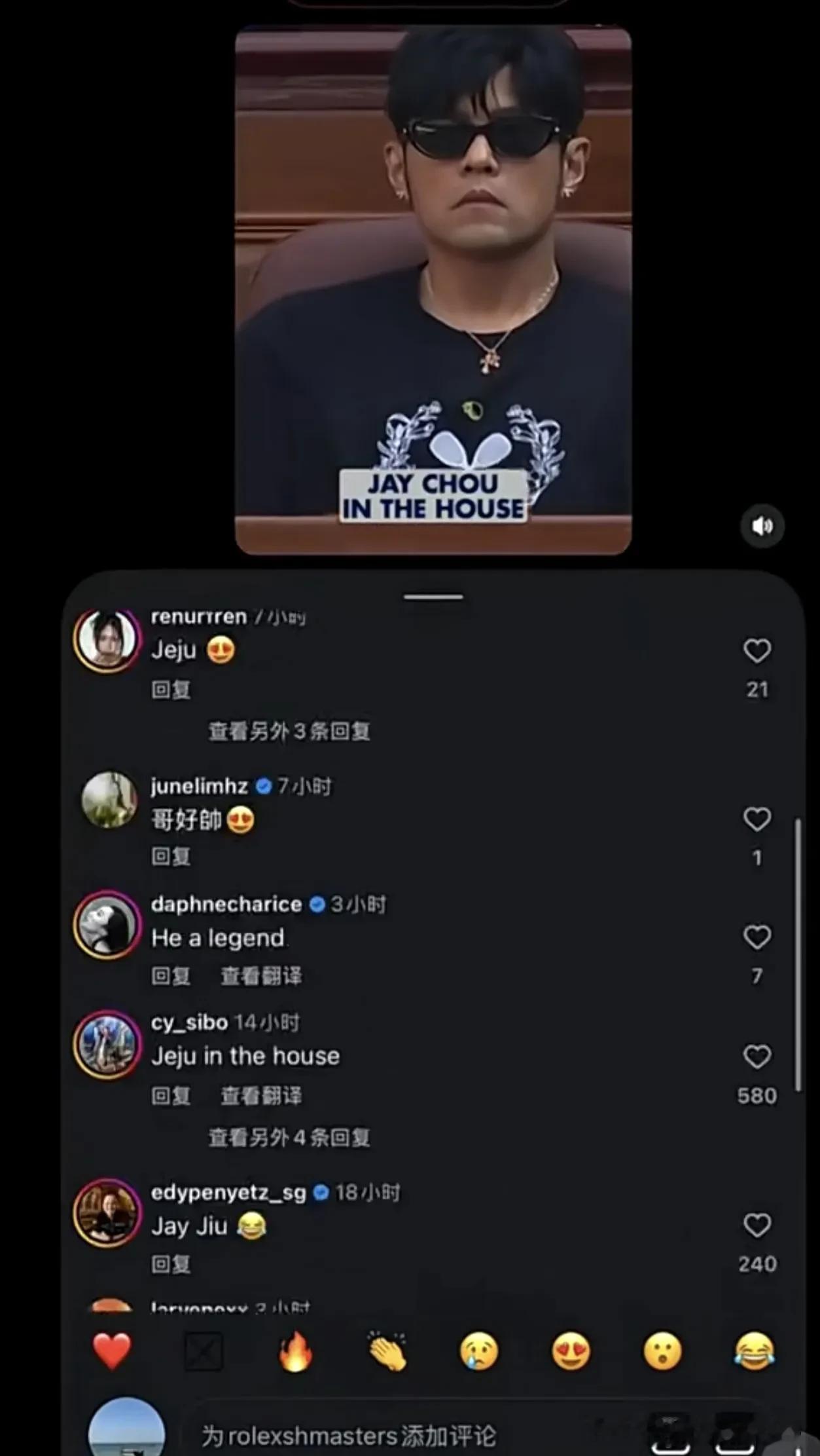 有些事，真不需要天天挂在嘴边吆喝。

周杰伦在上海看劳力士大师赛，主持人介绍他是“我国著名歌手”，他转手就把视频发到了外网，配文就是这五个字。

没有长篇大论的声明，也没有刻意煽情的表演，这种坦荡，反倒比那些只会喊口号的显得高级得多。

回想起来，他骨子里的立场一直都在。当年奥运，别人挤着唱群星大合