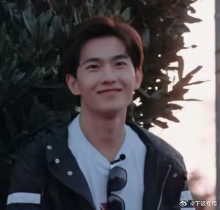 毛阿敏应该没想过只是上歌手决赛帮帮唱就微微扇动花少2复古狂潮的蝴蝶翅膀，现在估计在后台问经纪人当时死哪去了

#花少2# ​