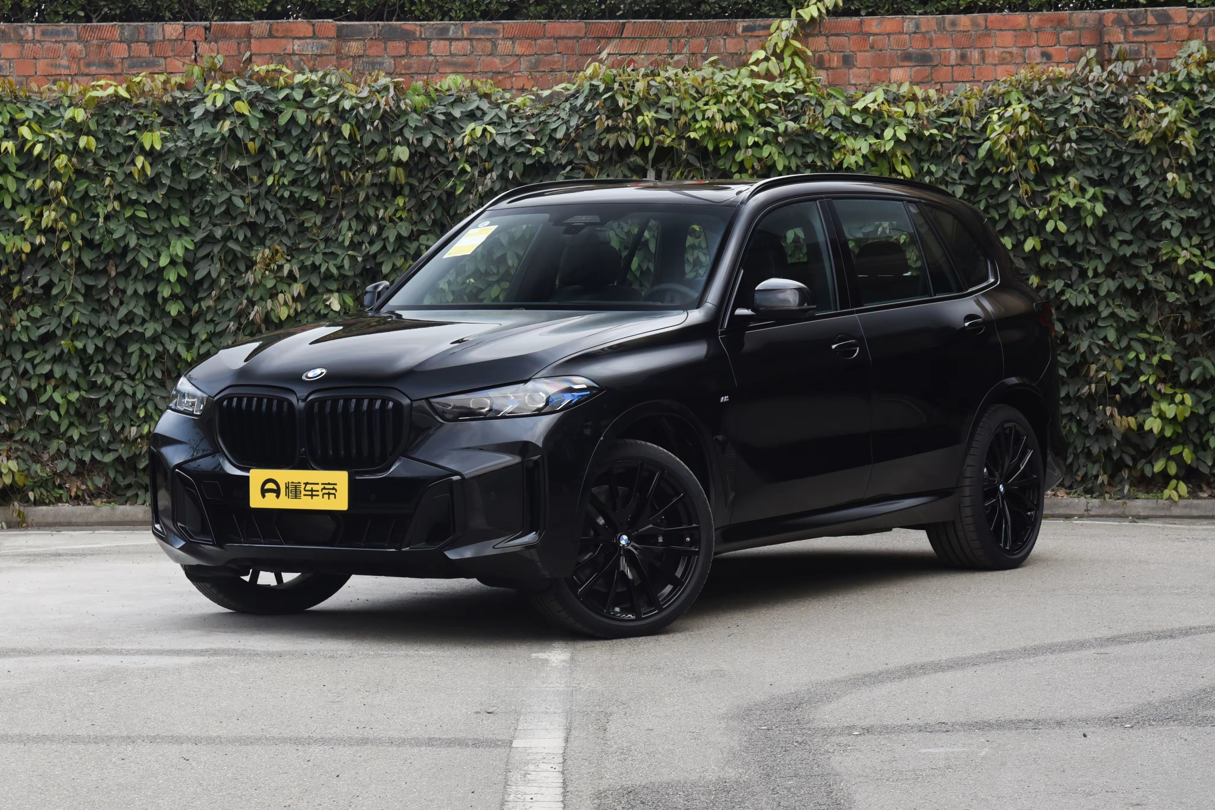 如果只能世界上选一台SUV，我选择公路之王，宝马X5。 ​