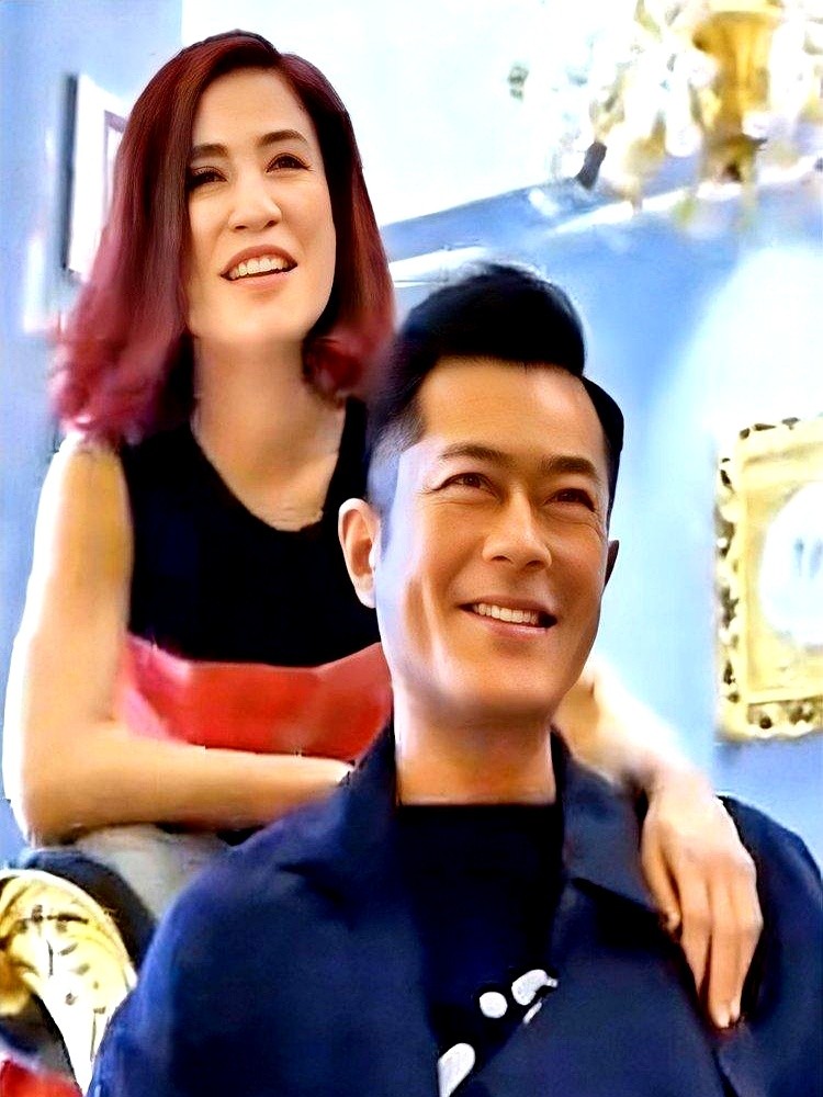 砸了近一个亿，上映5天只收回443万票房，豆瓣评分跌到4.3。

新片《侦战》扛不住压力，直接宣布撤档。观众不再为港片的情怀买单，真金白银的市场只认质量，哪怕站台的是古天乐。

反倒是他和宣萱的关系更让人唏嘘。认识整整33年，红毯上并肩走过无数回，全网都在催他们在一起，两人却始终步调一致地摇头否认。