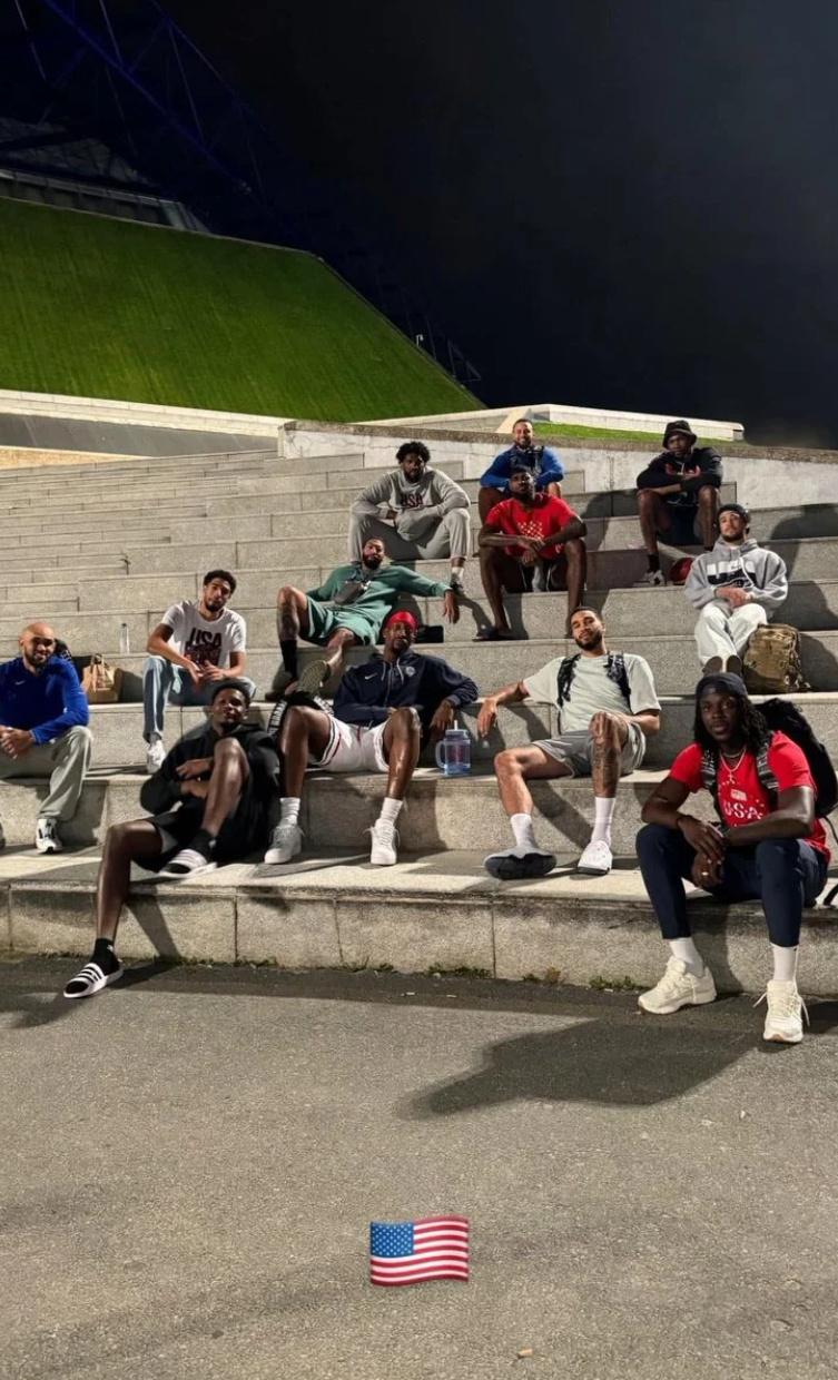 已经两年了！媒体回顾2024年美国男篮的全家福  Ballislife...