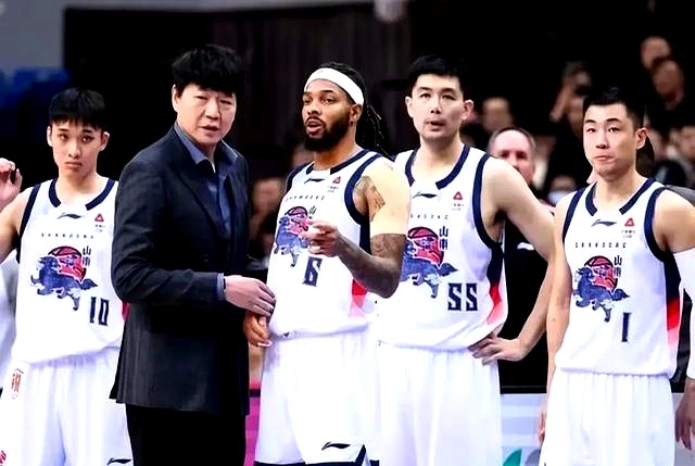 北京时间10月18日19点35分，2026-2027赛季CBA常规赛第一轮正式打响，山东男篮坐镇主场迎战辽宁男篮。
 

这场比赛还没开打就全是看点，上赛季山东队常规赛第8，辽宁队常规赛第9，到了季后赛12进8，山东队硬是以2比1把辽宁队淘汰出局，顺利闯进8强。
 

这回新赛季揭幕轮，辽宁远赴济南