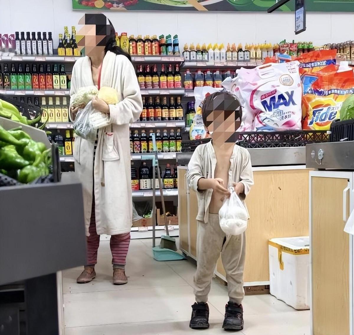 又是西安！母子衣衫不整游荡街头后续

手里握着拆迁补偿款，母子却落魄流落街头，好心人想伸手帮一把还直接吃闭门羹，这反转属实把网友给整破防了，越深挖越感觉事情不简单。

网上流传的视频刷爆网络，西安街头一位女子带着三四岁小男孩到处游荡。孩子身上邋里邋遢，鞋子大得不合脚，看着特别让人心疼。很多网友第一反