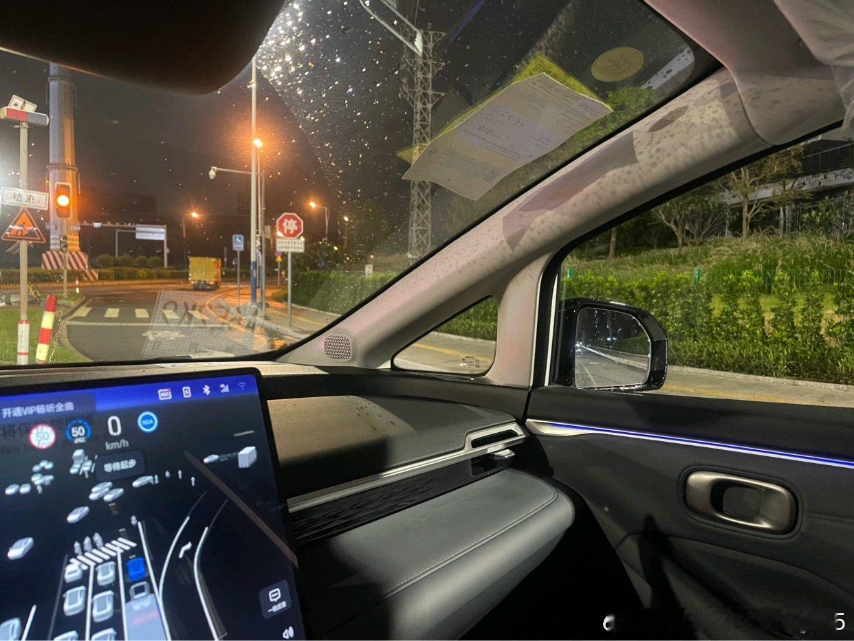 当初选10-15万家用SUV，我前前后后对比了快一个月，试过同价位的银河L7、宋PLUS EV，也去体验过贵几万的问界M5。
最大的槽点就是智驾太“抠”：同价位车型基本不给激光雷达，想用上靠谱的高阶智驾，要么加钱选装，要么每年掏订阅费，算下来落地直接超我的预算。
直到看到埃安N60，入门车型就配齐激光雷 ​