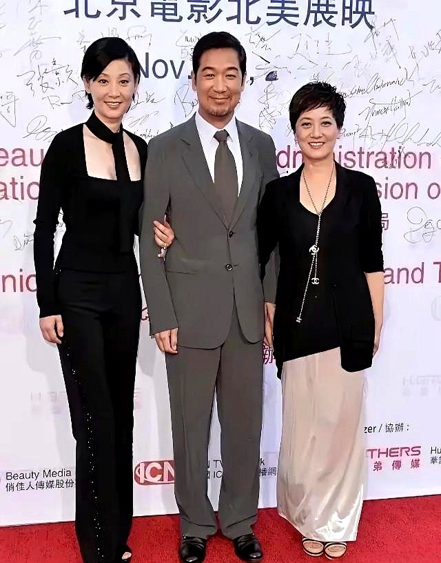 邓婕只到张国立耳朵，徐帆却能跟他平视。一张同框照，把演员的真实身高扒了个底朝天。

镜头前看着都挺拔，真站在一起全显了原形。徐帆个头直逼张国立，反观旁边的邓婕，硬生生矮了一大截，发顶刚好蹭到张国立耳垂。电视机是个大骗子，没个参照物，谁都能演一米八。

可个子小又怎样？真把镜头推到脸上，邓婕硬是扛住了