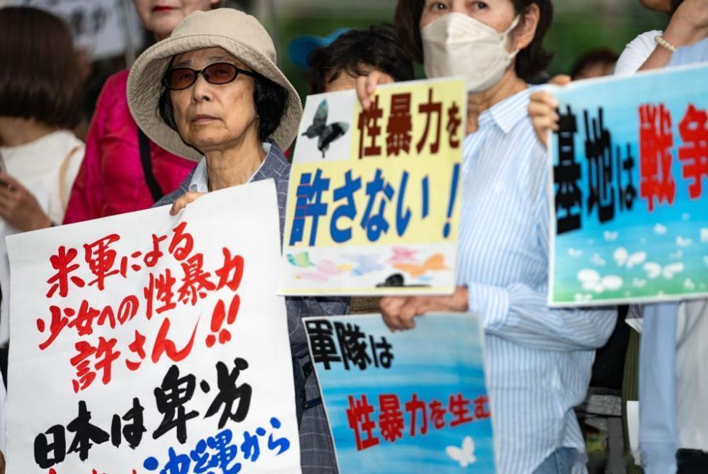 当地时间 10 月 4 日冲绳驻日美军士兵涉嫌杀人一案，不过是多年重复上演的老剧本。日方愤怒抗议、美方口头哀悼，这套流程大家早已看腻。

本质问题就是不平等的驻军协定，日本在自己国土上，却难以完整行使司法权。哪怕恶性案件一桩接一桩，每年仅冲绳一地，驻日美军相关刑事案就超百起，凶手常常靠着 ​