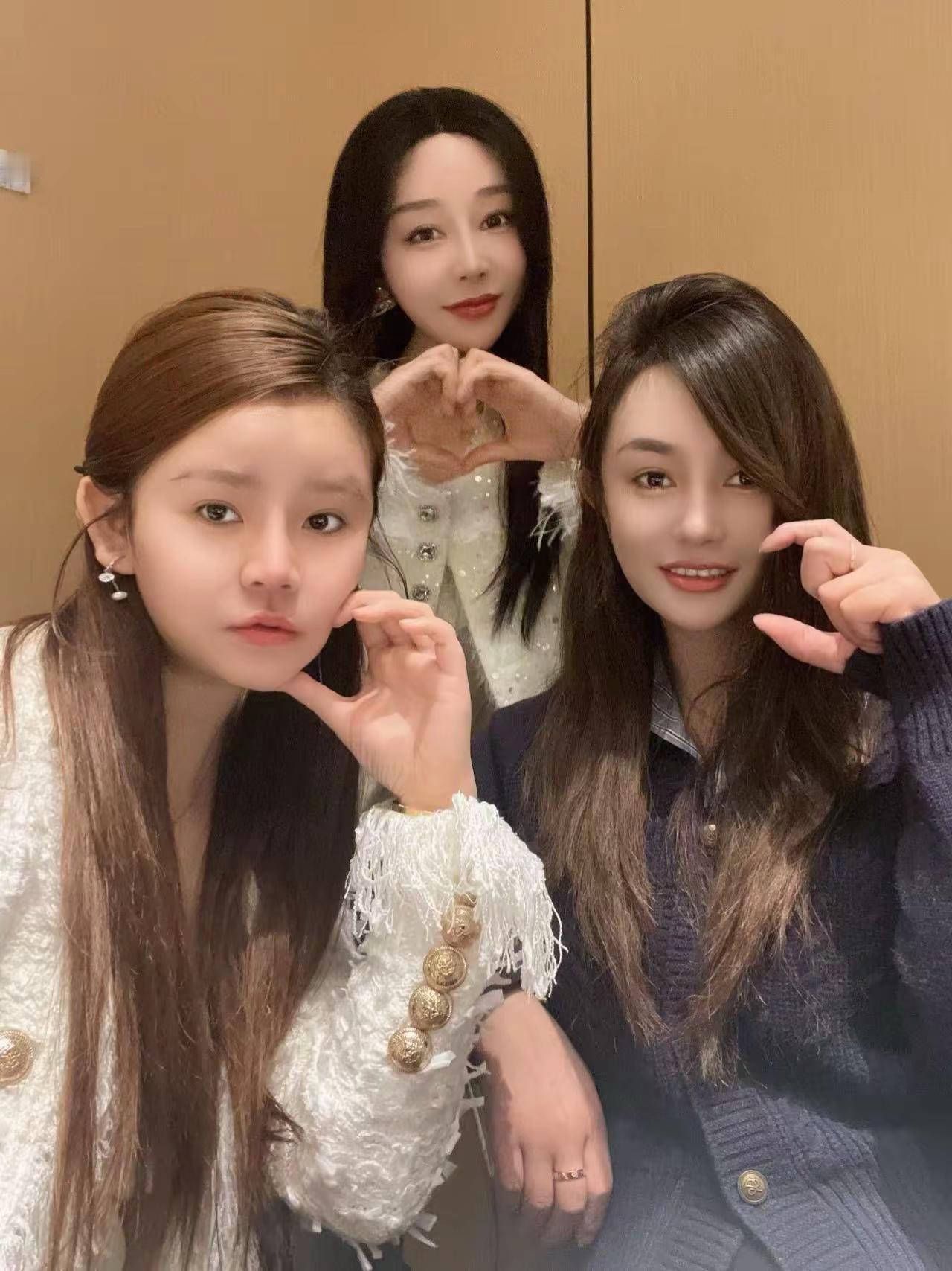 <p>甜系美女 <!--{img:0}--><!--{img:1}--...