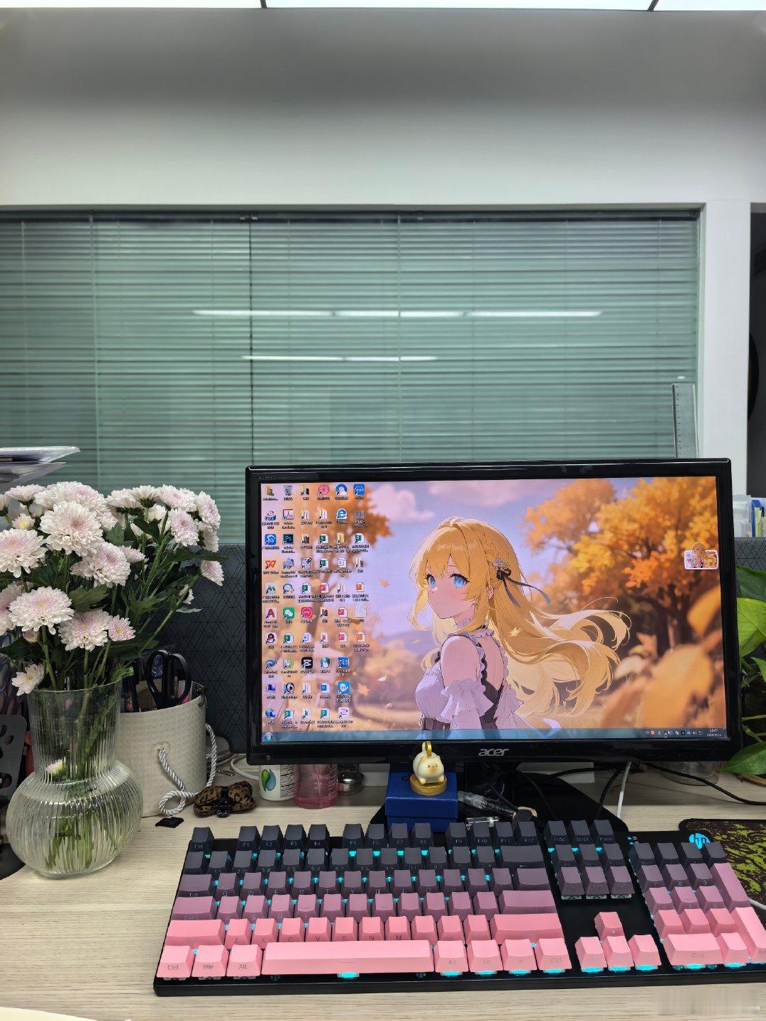 生活一地鸡毛[无聊]，买束花花解解闷，和我的键盘好配[挤眼]#生活手记# [抓狂] ​