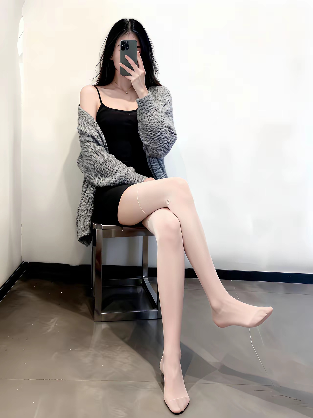 温柔穿搭，粉色丝袜搭配黑色吊带裙，灰色毛衣外套，轻松自在。