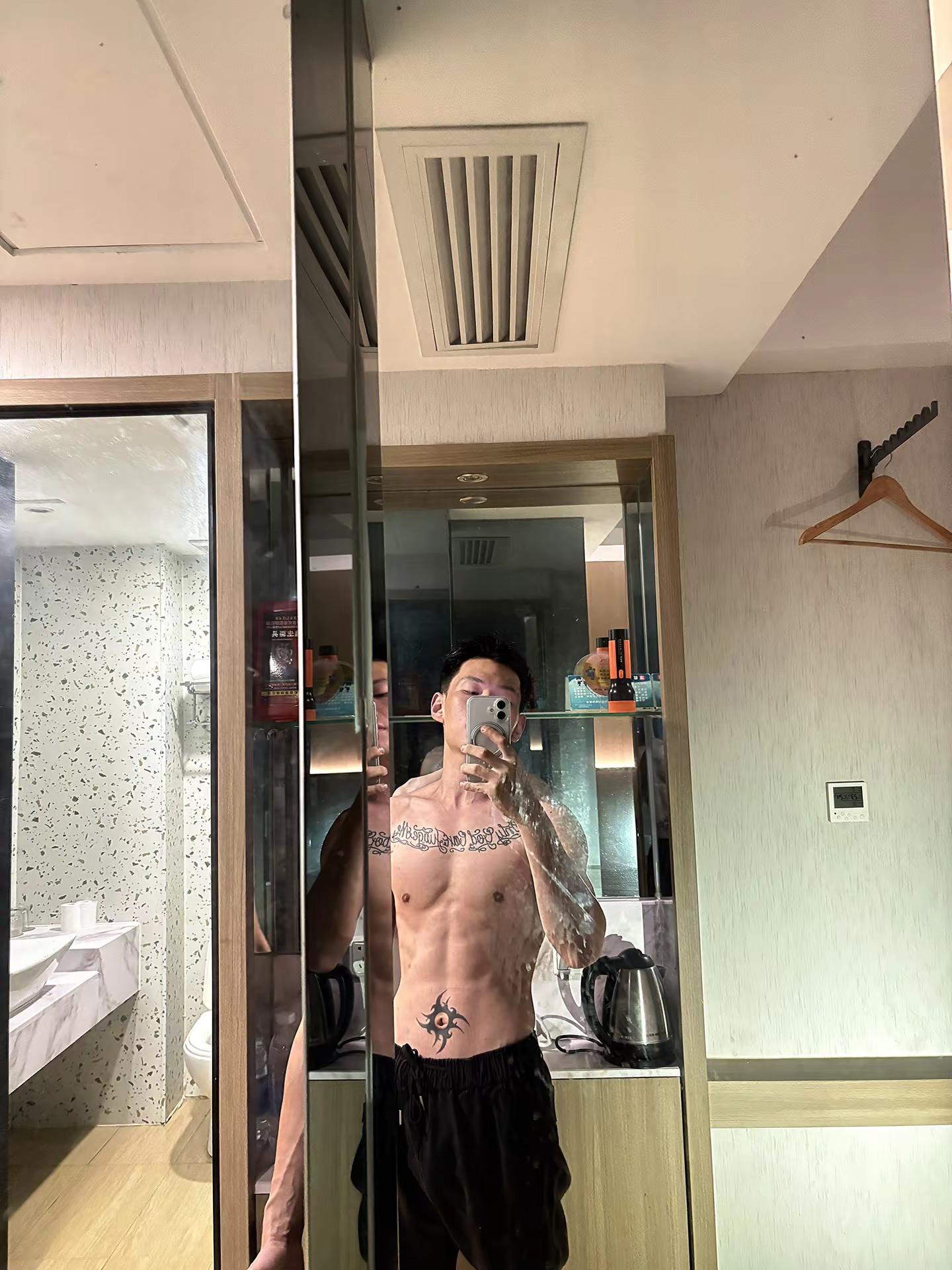 满脑子都是完美的身材和你梁博 薄肌 肌肉不会背叛你