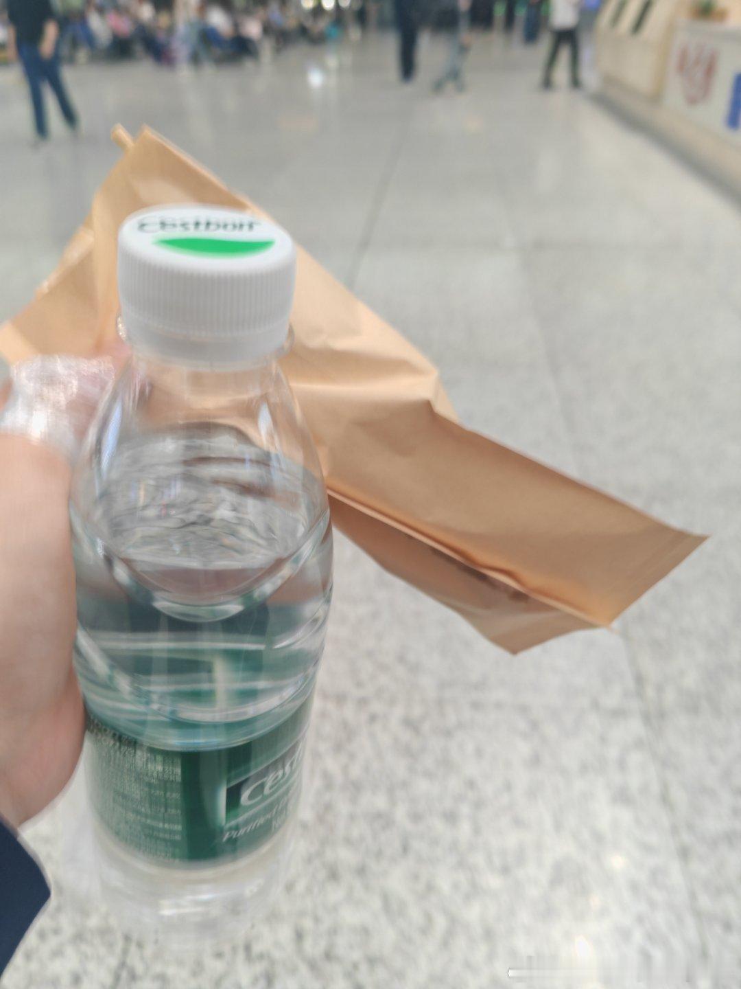 这一周连着四天在外面开庭，天天中午吃不上饭。 ​