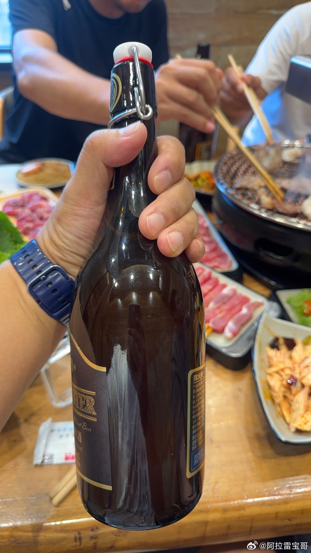 比你优秀的人，欣赏你
和你平视的人，夸奖你
那不如你的人，诋毁你
江湖之水浪涛涛，在座的一山更比一山高。
渴时一滴如甘露，醉后添杯不如无。
月满则亏水满则溢。
风起于青萍之末，浪成于微澜之间。莫言行路难。
大鹏一日同风起，扶摇直上九万里。 ​