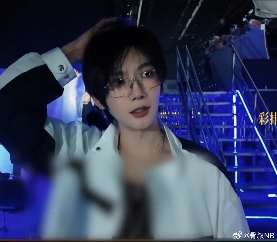 #郝熠然曼谷演唱会纪录#这个小眼镜一戴真的太杀我了[心][抱一抱][抱一抱][抱一抱] ​