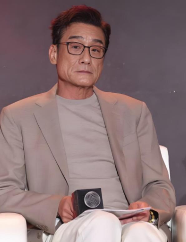 梁家辉68岁五夺金像影帝，身家早够躺平几辈子，可他偏不。2000年那会儿他想退圈回家当全职爸爸，结果被双胞胎女儿当面嫌弃，说他整天窝在家里太啰嗦，地上有根毛都要管，搞得全家鸡飞狗跳，孩子觉得自己像废物。他听完没生气，转头回了片场，这一拍又是二十多年。说白了，有些人嘴上喊着躺平，其实是没找到自己还能站